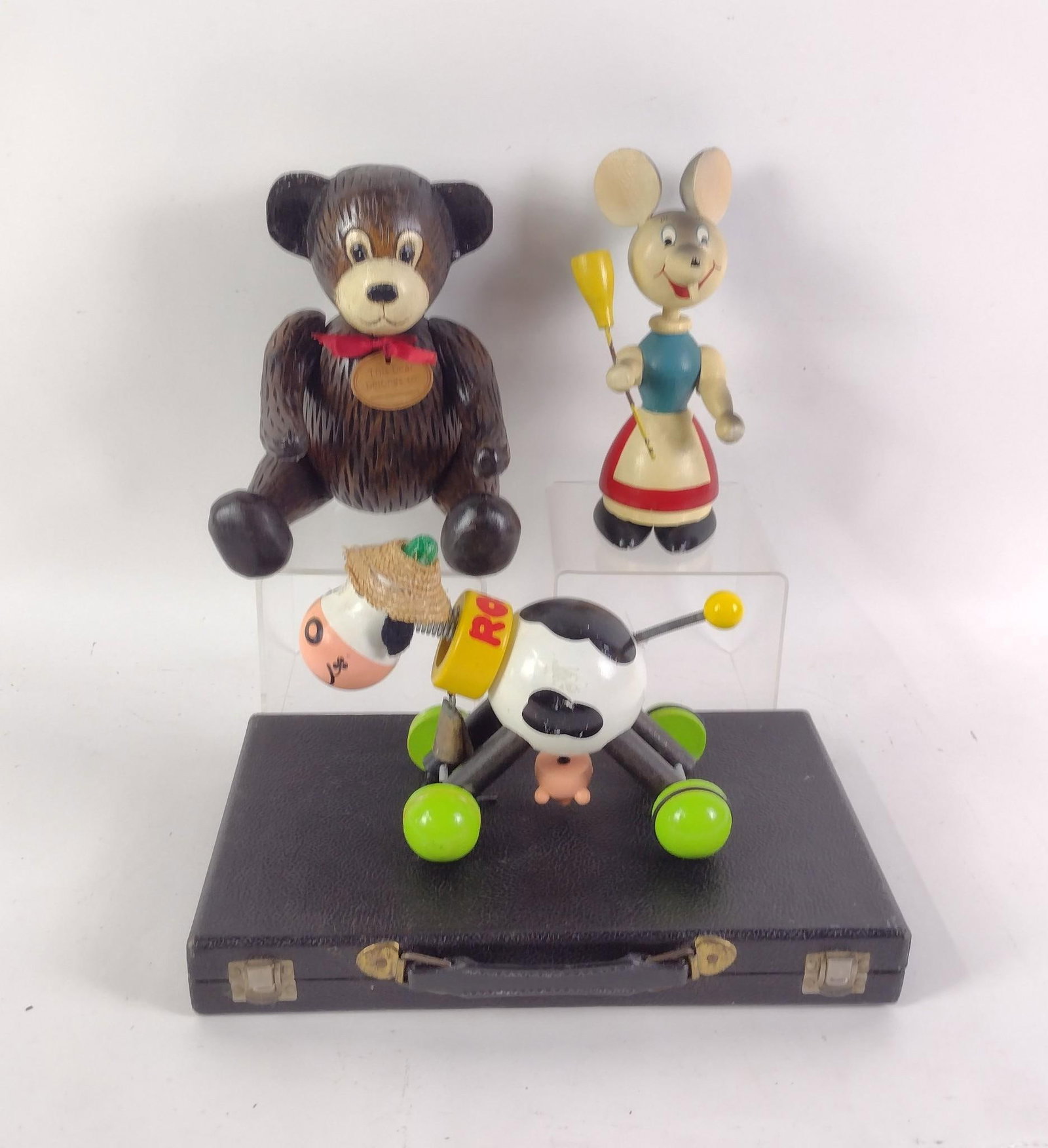 3 Animal Figurines & Backgammon Game: 5" to 15" wide x 2" to 7" high.