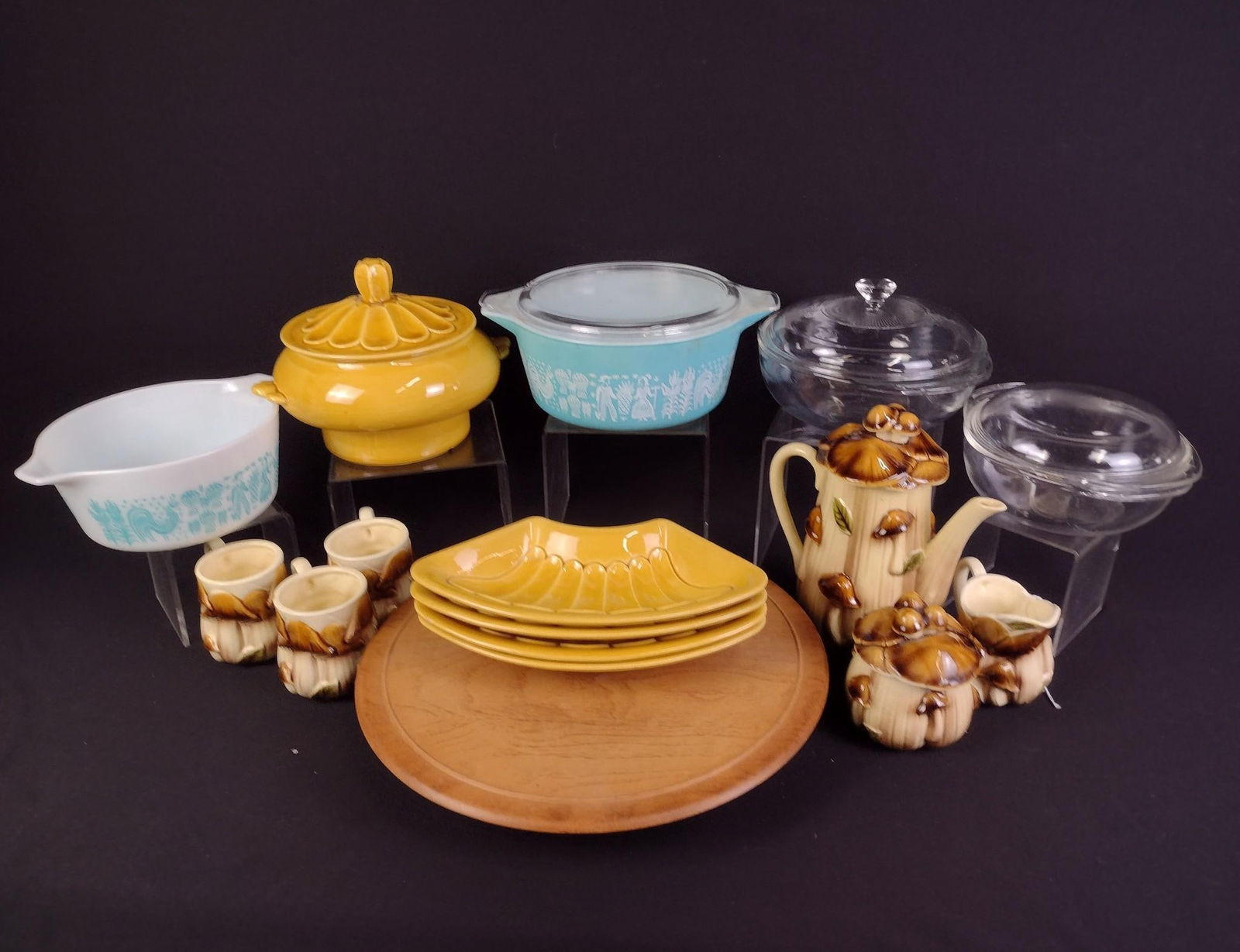 16 Pcs Kitchenware incl. Pyrex: NOT ELIGIBLE FOR IN-HOUSE SHIPPING. Also includes lazy susan, and more. 2-3/4" to 13" wide x 2" to 3-1/2" high.