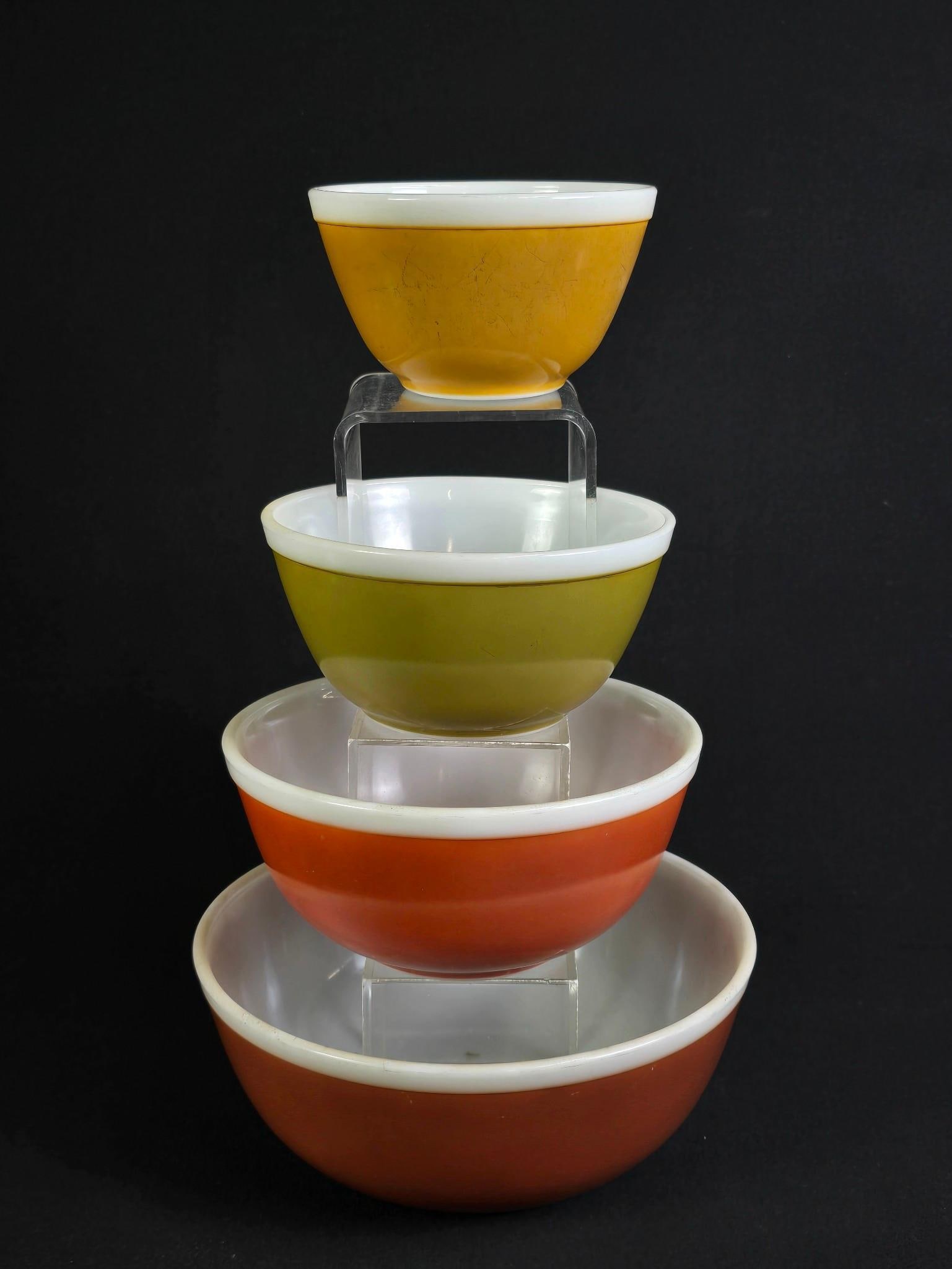 4 Pyrex Nesting Bowls (1 of 5)
