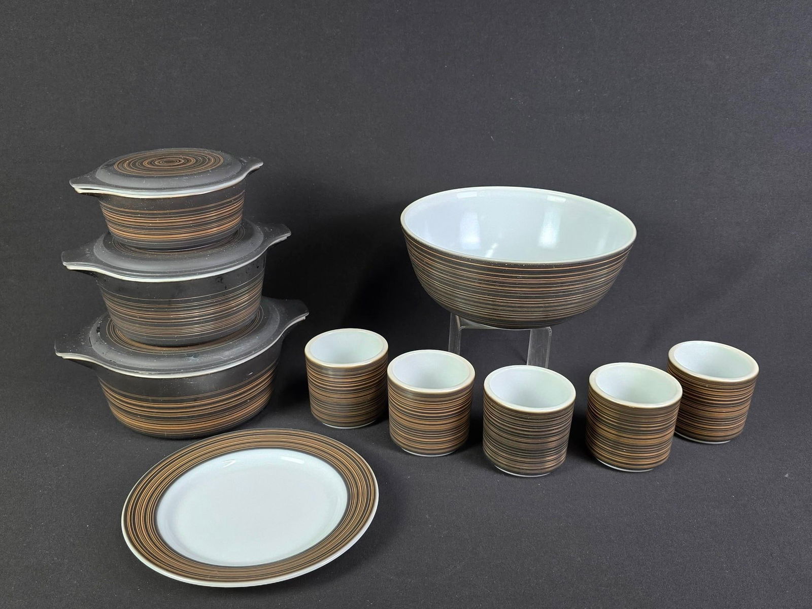 13 Pcs Pyrex "Terra" Servingware: 1" to 4-1/4" high. Some scratches.