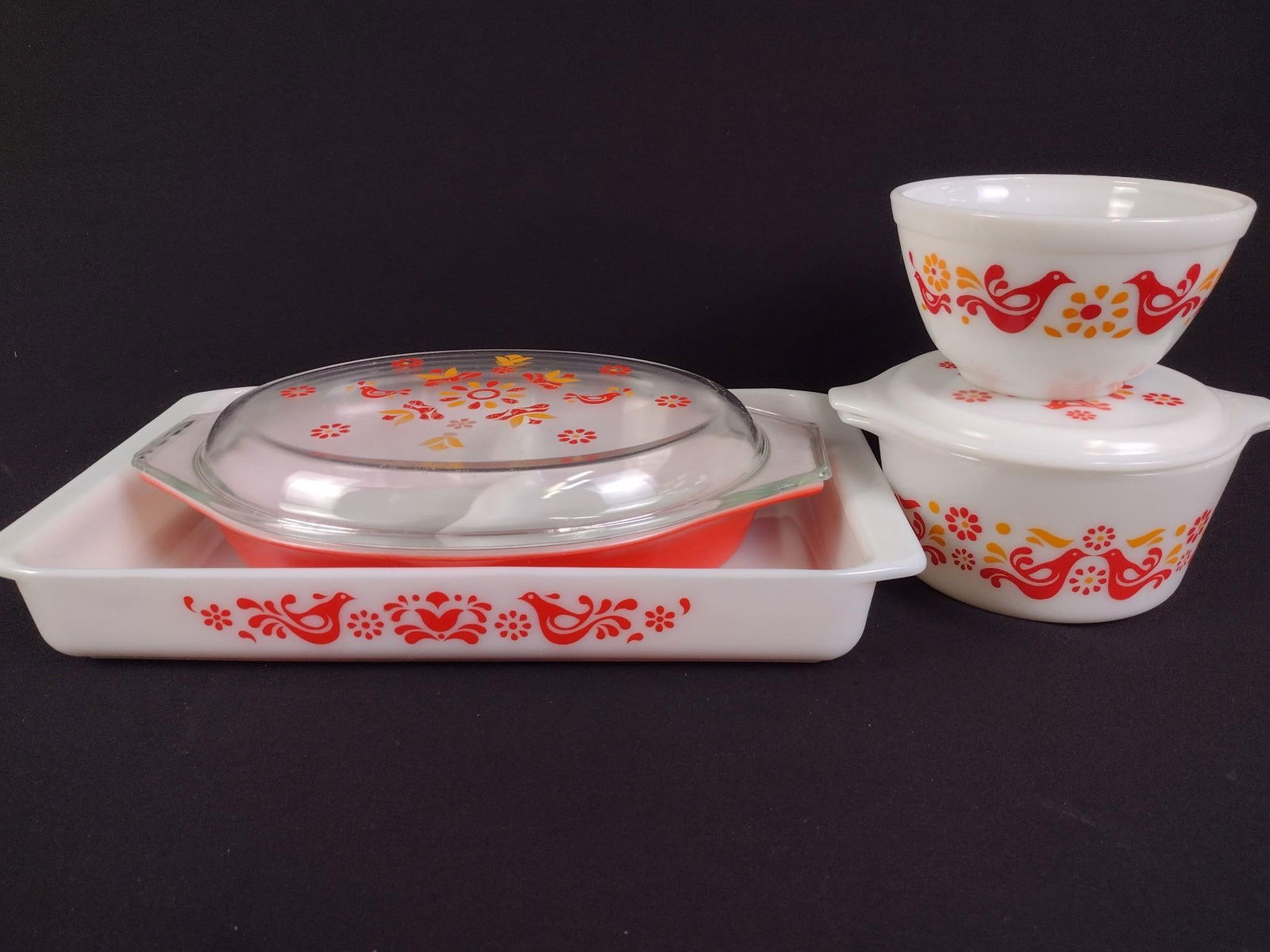 6 Pcs Pyrex "Friendship" Bakeware and Bowls (1 of 3)