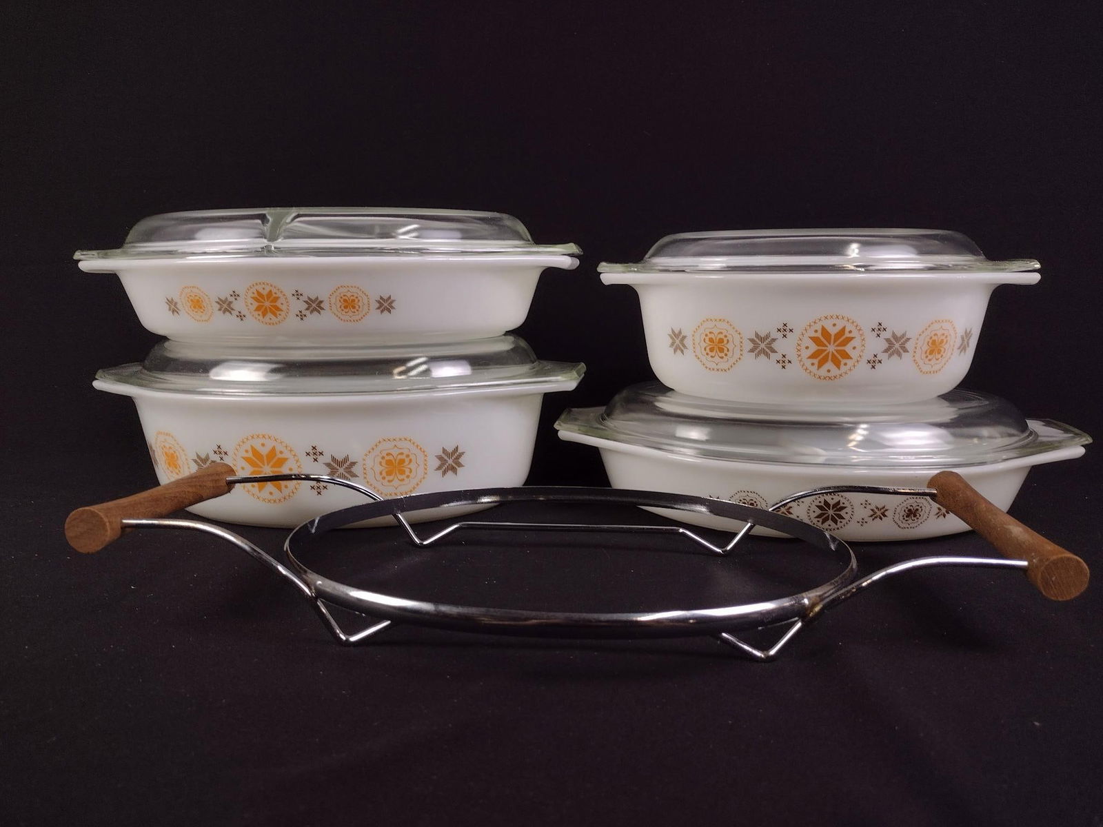 9 Pcs Pyrex "Town and Country" Bakeware: Includes 4 baking dishes with lids and one holder. 3" to 4-3/4" high.