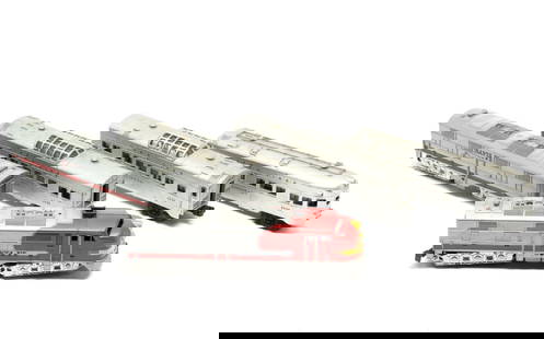 (5) O-Gauge Lionel & American Flyer Santa Fe Train Set: DESCRIPTION: 1) American Flyer Plastic Santa Fe A-B Set 1095; and (3) Lionel Lines Passenger Pullman Cars. CONDITION: Overall paint chipping to all. MEASUREMENTS: ~11-1/2" long.