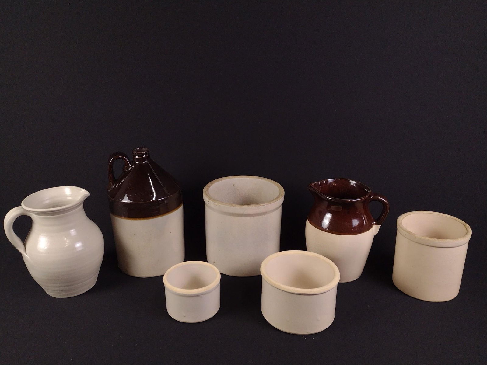 7 Pcs Stoneware incl Pitchers (1 of 5)