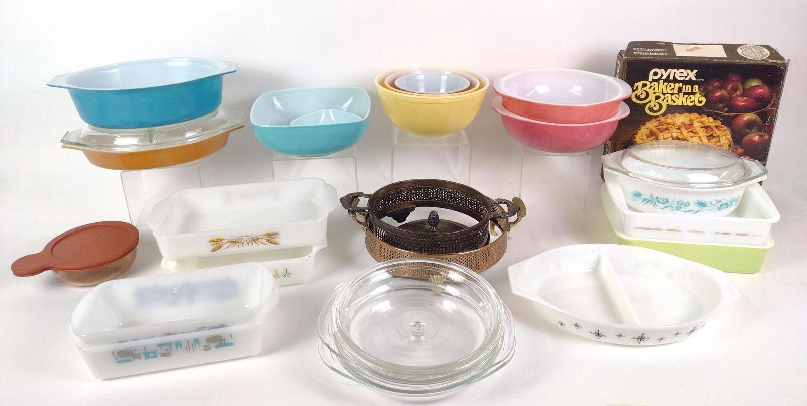 18 Pcs Of Pyrex: NOT ELIGIBLE FOR IN-HOUSE SHIPPING. Some discoloration and scratches.