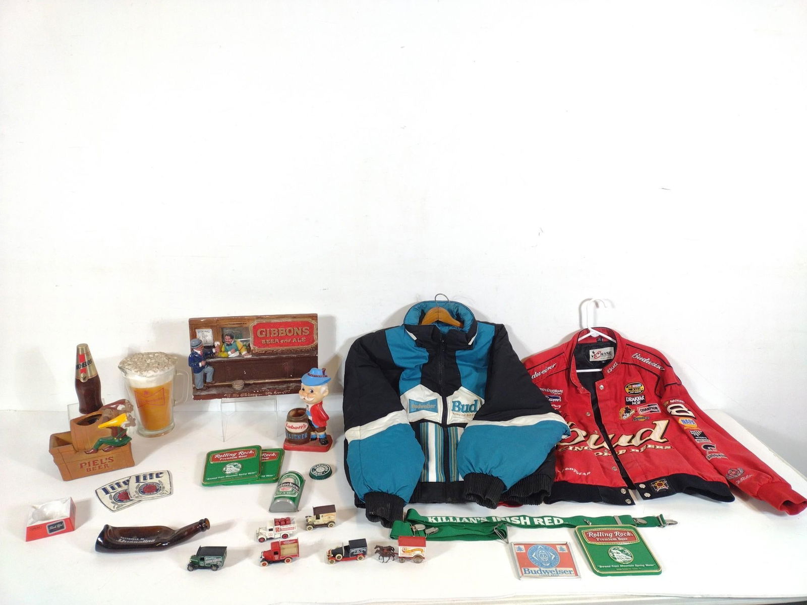 Large Lot of Vintage & Contemporary Beer Memorbilia (1 of 6)