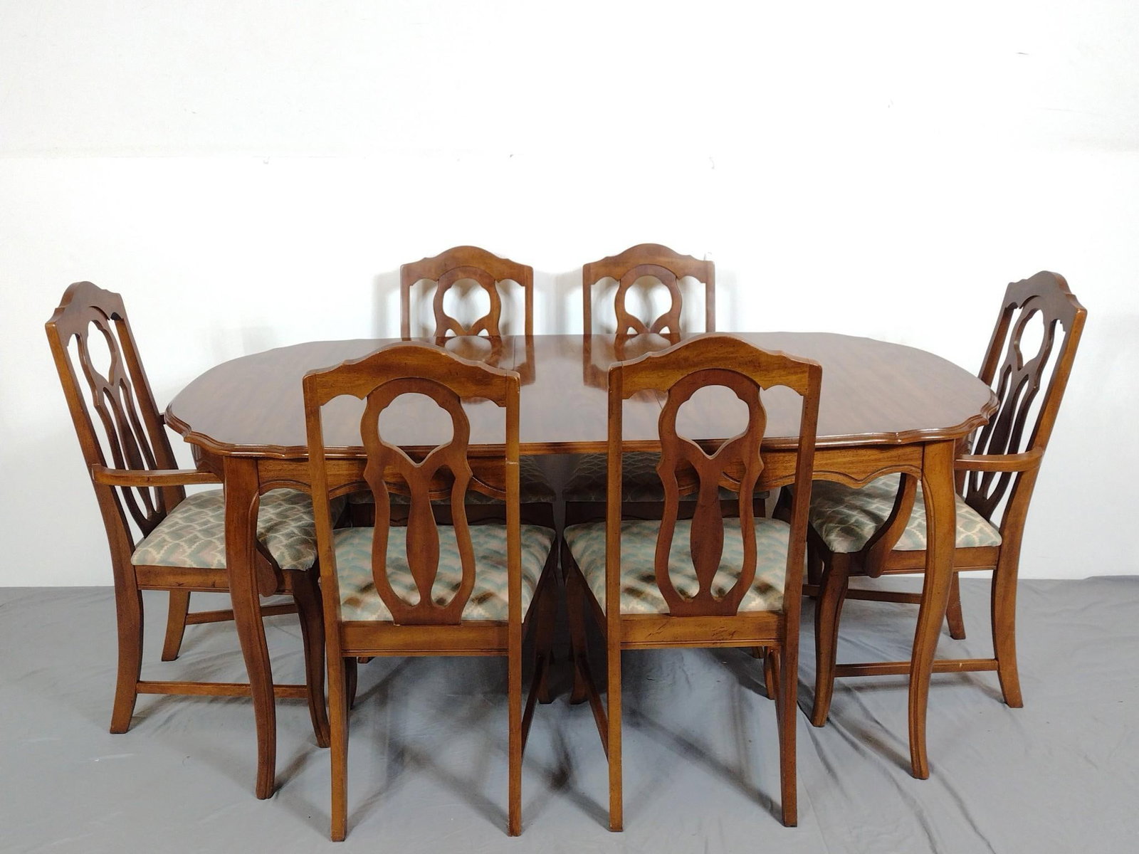 Bassett Dining Room Table & Chair Set (1 of 7)