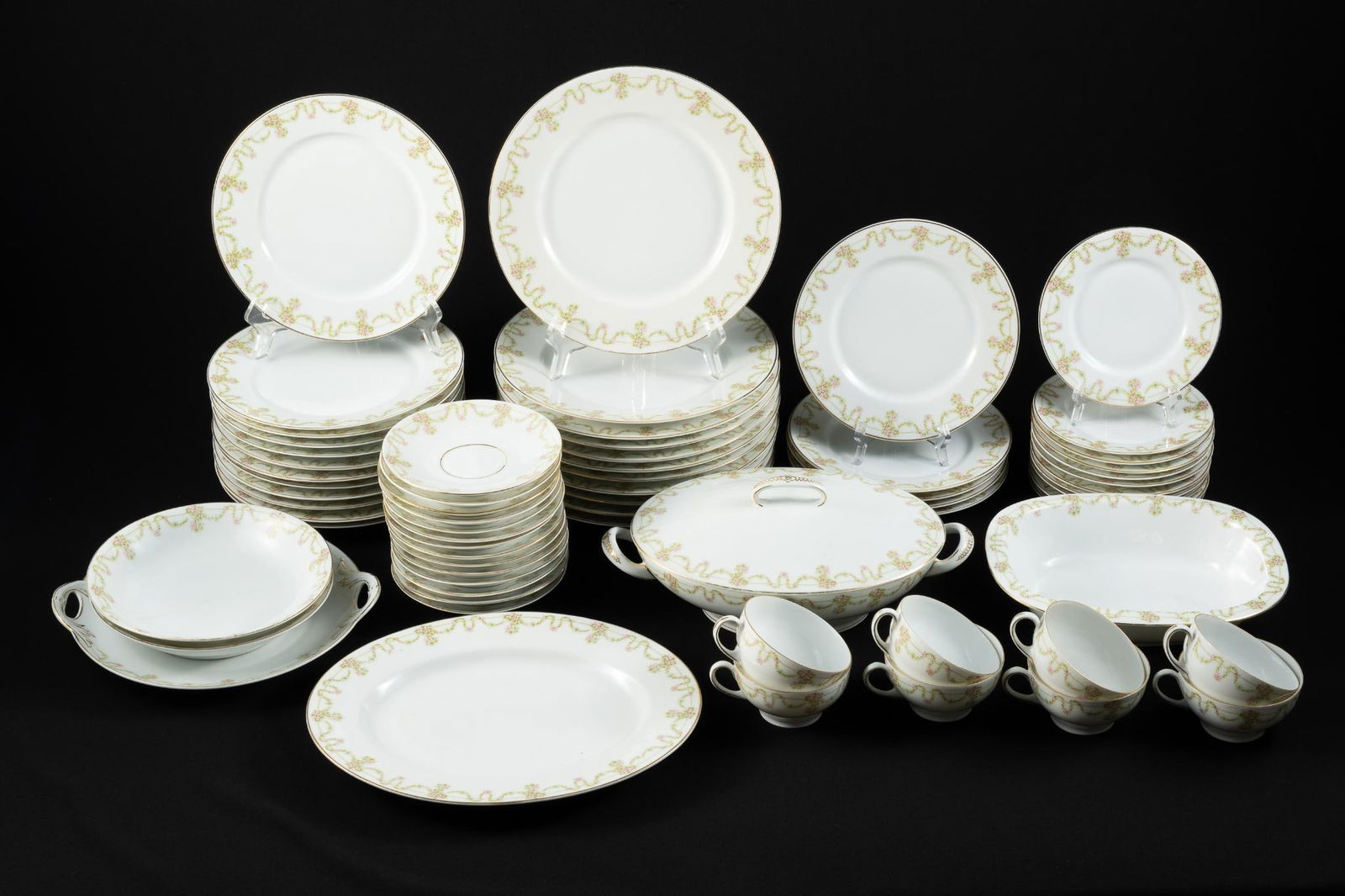 64 Pcs Bavarian Tirschenreuth Arbutus Dinnerware (1 of 6)