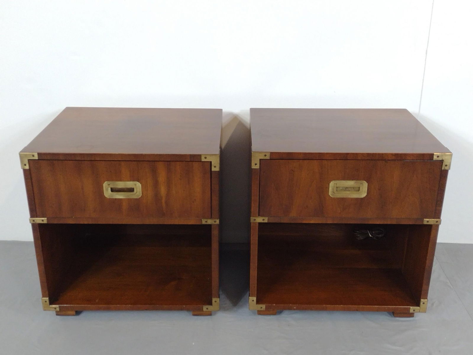 Pair Of Henredon Night Stands (1 of 4)