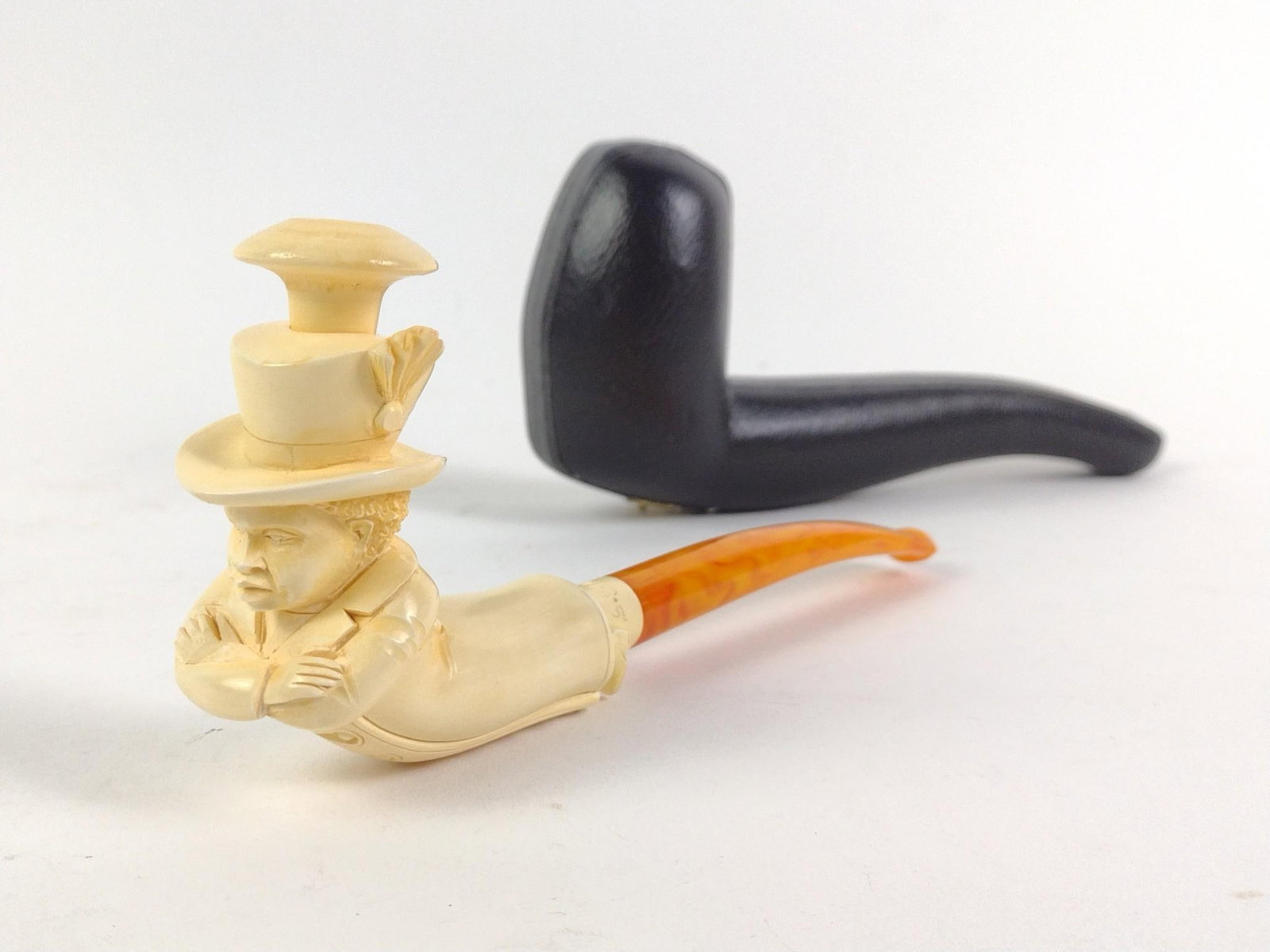 Carved Meerschaum Black Americana Pipe Signed S. Yanik: Carved Meerschaum pipe by S. Yanik in original case. Great condition with minimal signs of use. 3-1/2" tall and 8" tall.
