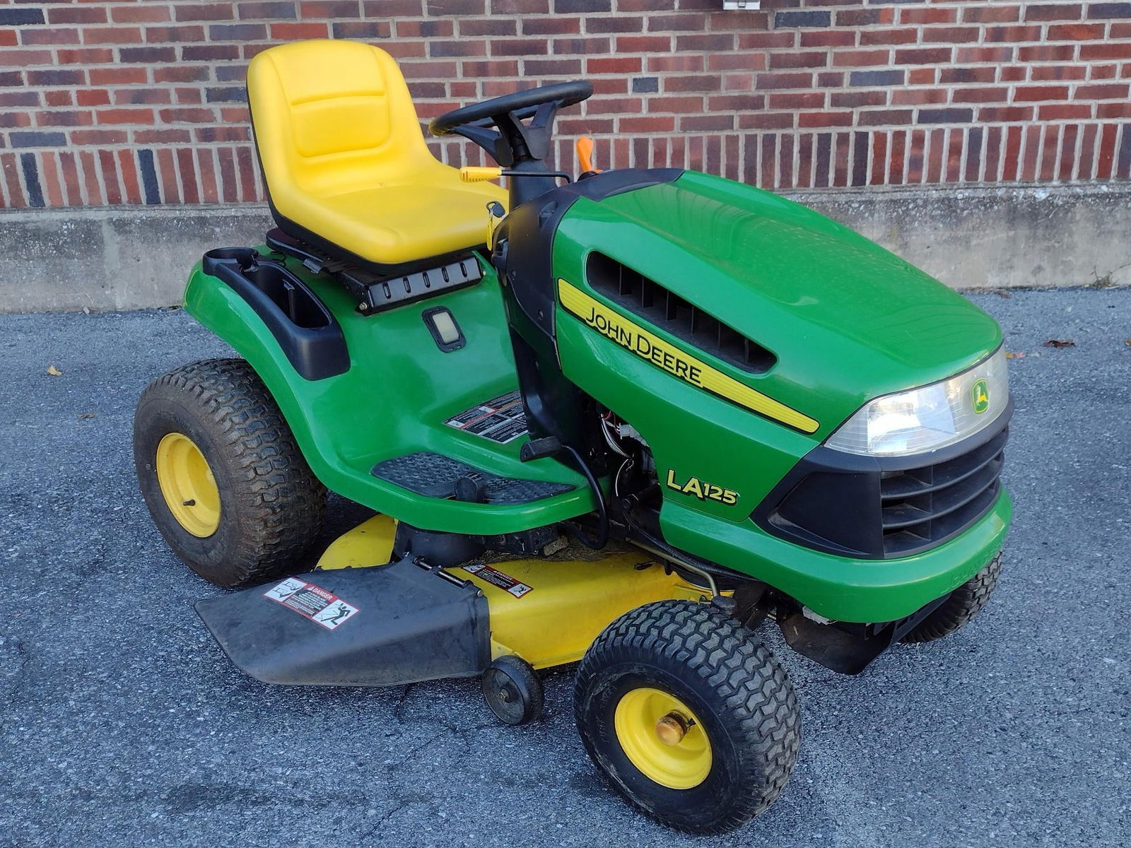 John Deere LA125 Riding Mower (1 of 7)