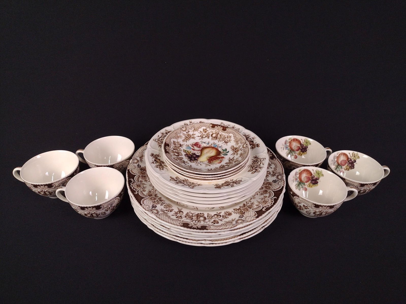 21 Pcs Johnson Bros. Windsor Fruit Partial Dinner Service (1 of 3)
