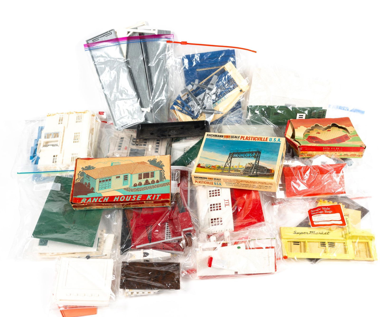 O-Scale Plastic Buildings Incl Vintage Plasticville: Includes Plasticville, Bachmann. Some in original boxes. PROVENANCE: From Private Collection.