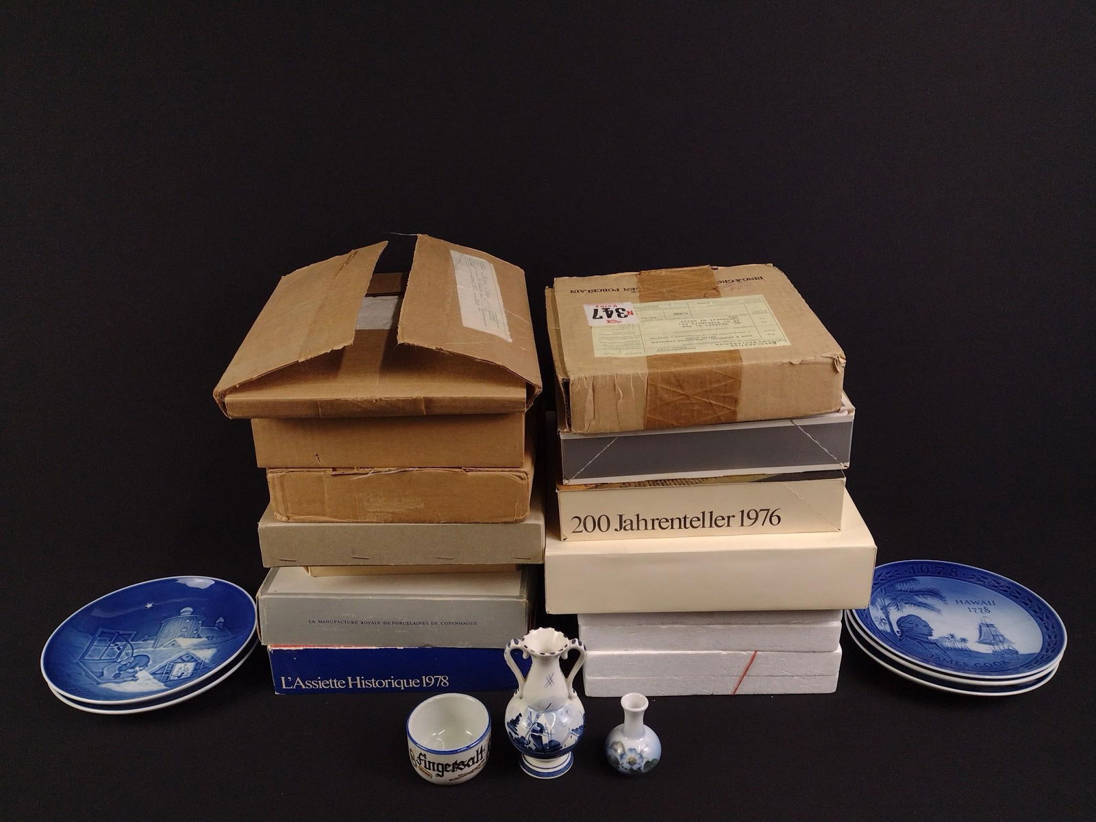 18 Souvenir Plates & 3 Ceramic Pieces: 5 plates without their boxes.