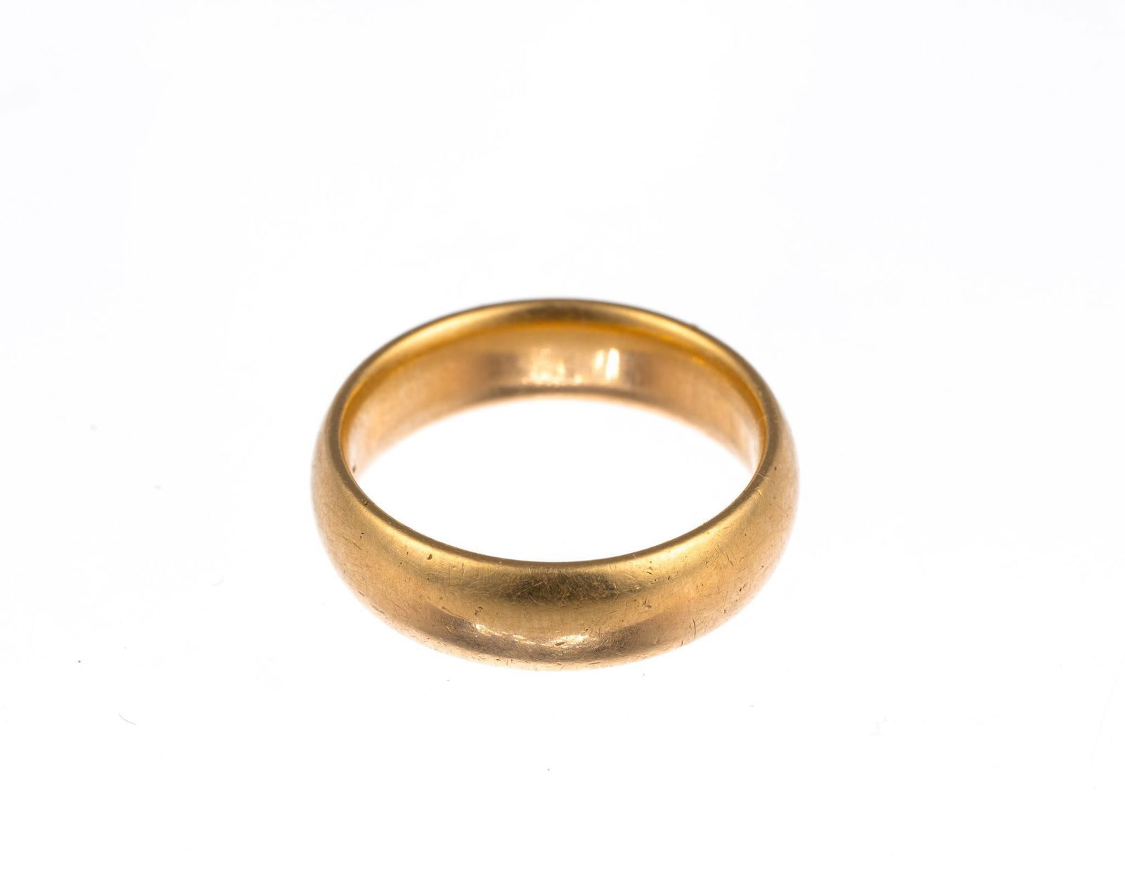 14K Gold Band Ring: Size 9 ring with weight of 8.6 grams.