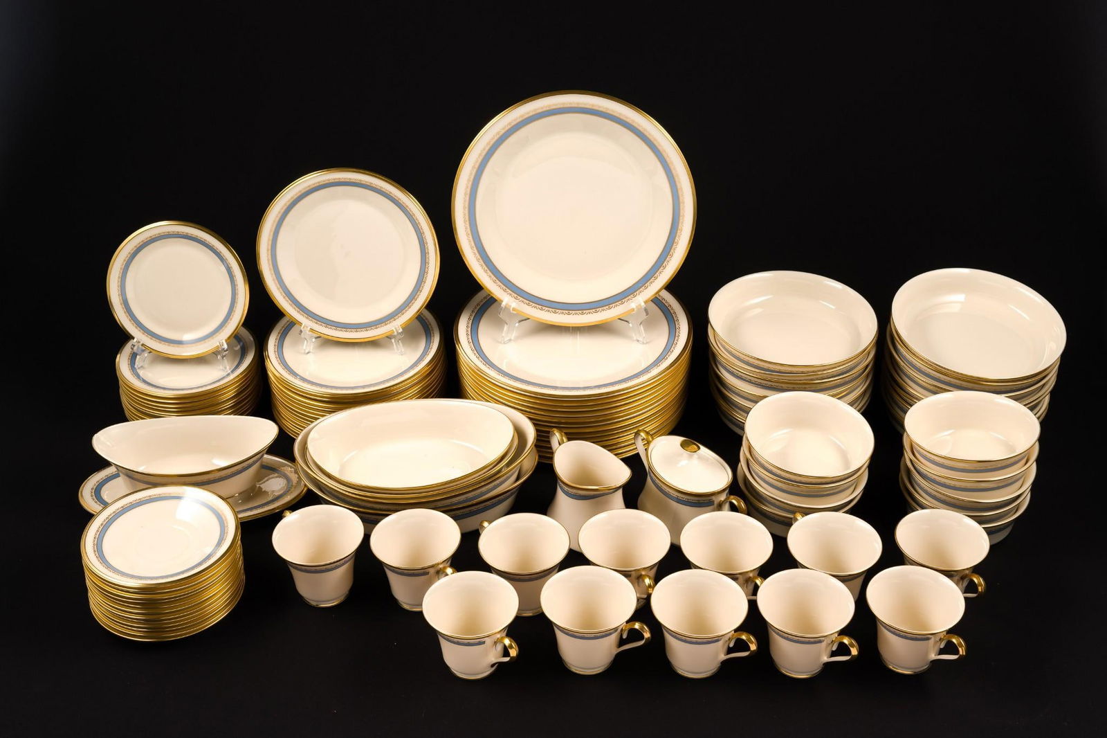 94 Pcs Lenox "Memories" Dinner Service: Dinner plate 10-3/4" diameter.