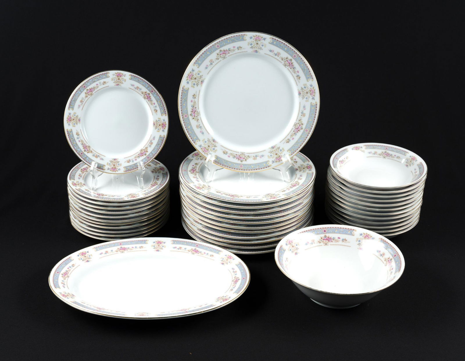38 Pcs Crescent Dinner Service: Dinner plate 10-1/2" diameter.