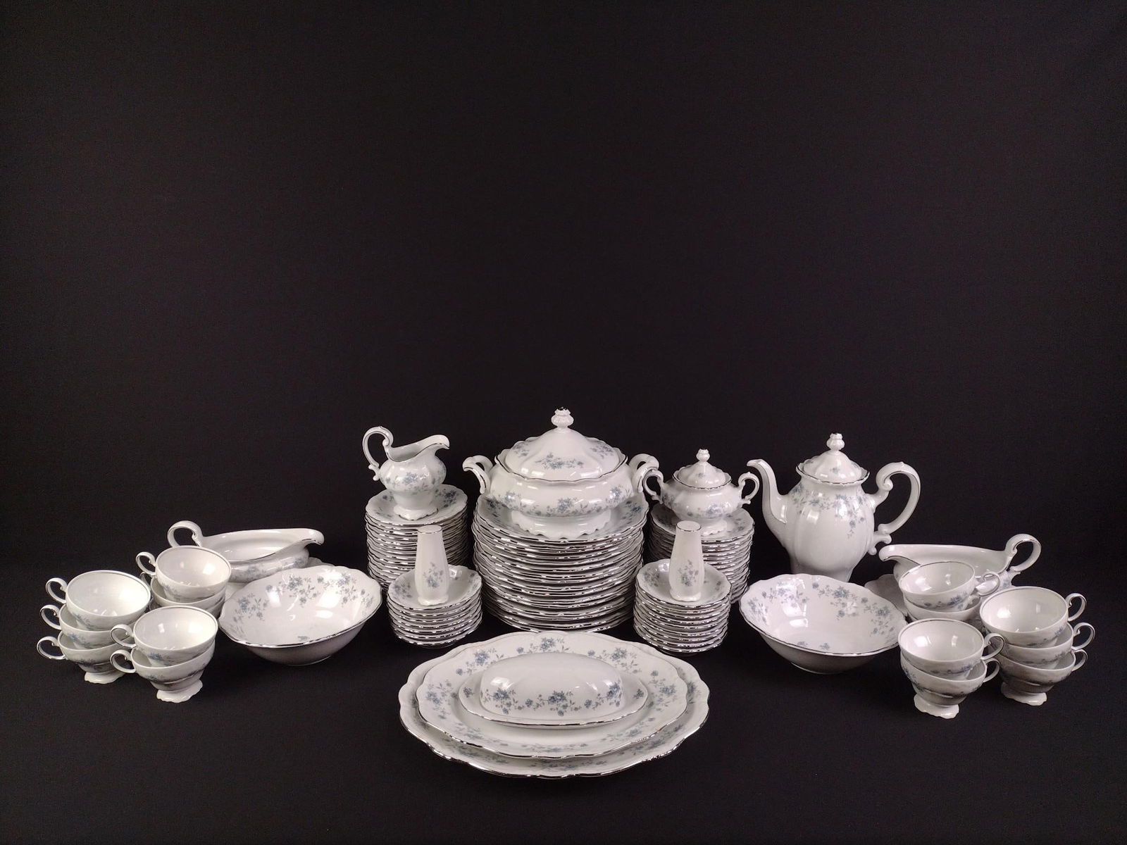 95 Pcs Johann Haviland Dinner Service: Dinner plate 10" wide.