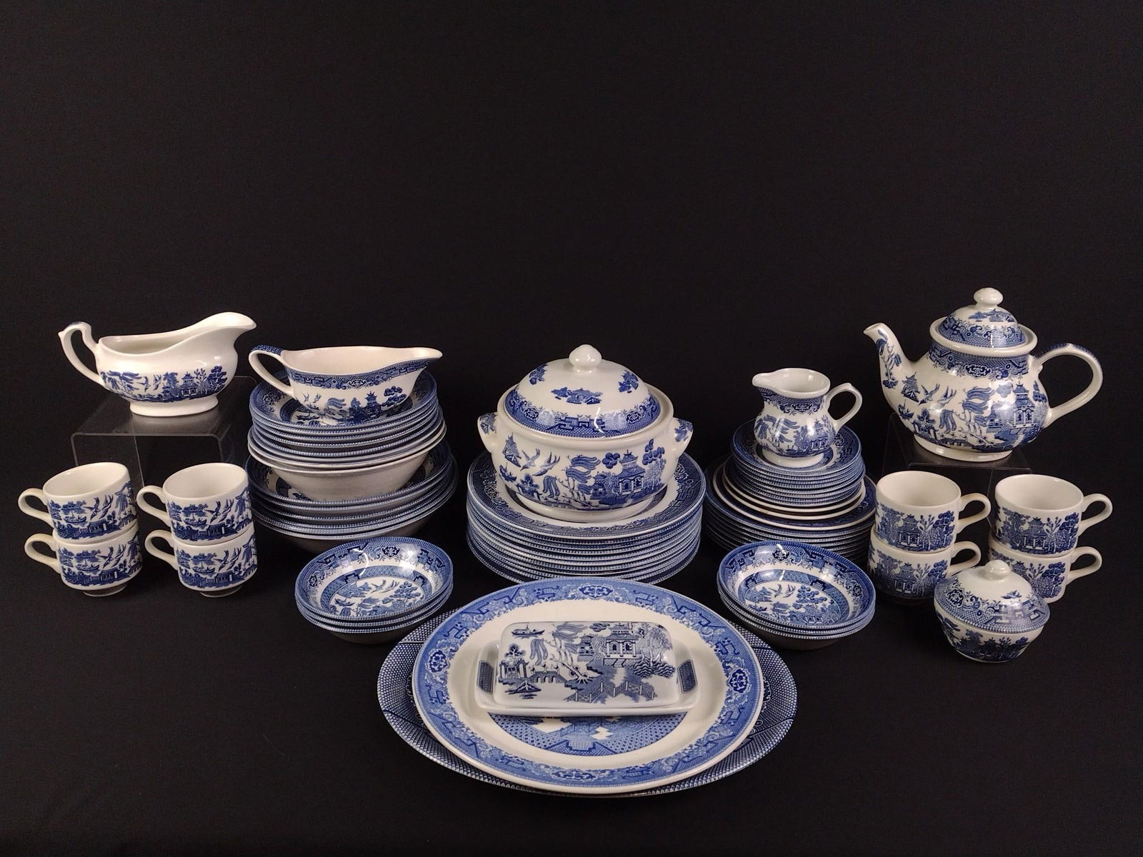 67 Pcs Blue & White China incl. Churchill: Dinner plate 10-1/4" wide.