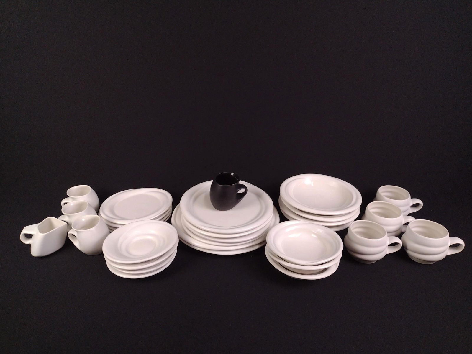 28 Pcs Saenger Ceramic Dinner Service (1 of 3)