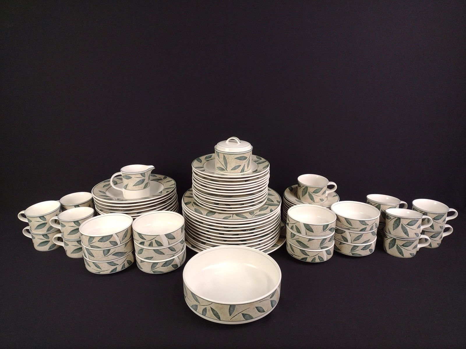 81 Pcs Mikasa Intaglio 'Nature's Song' Dinner Service: Dinner plate 10-1/2" diameter.