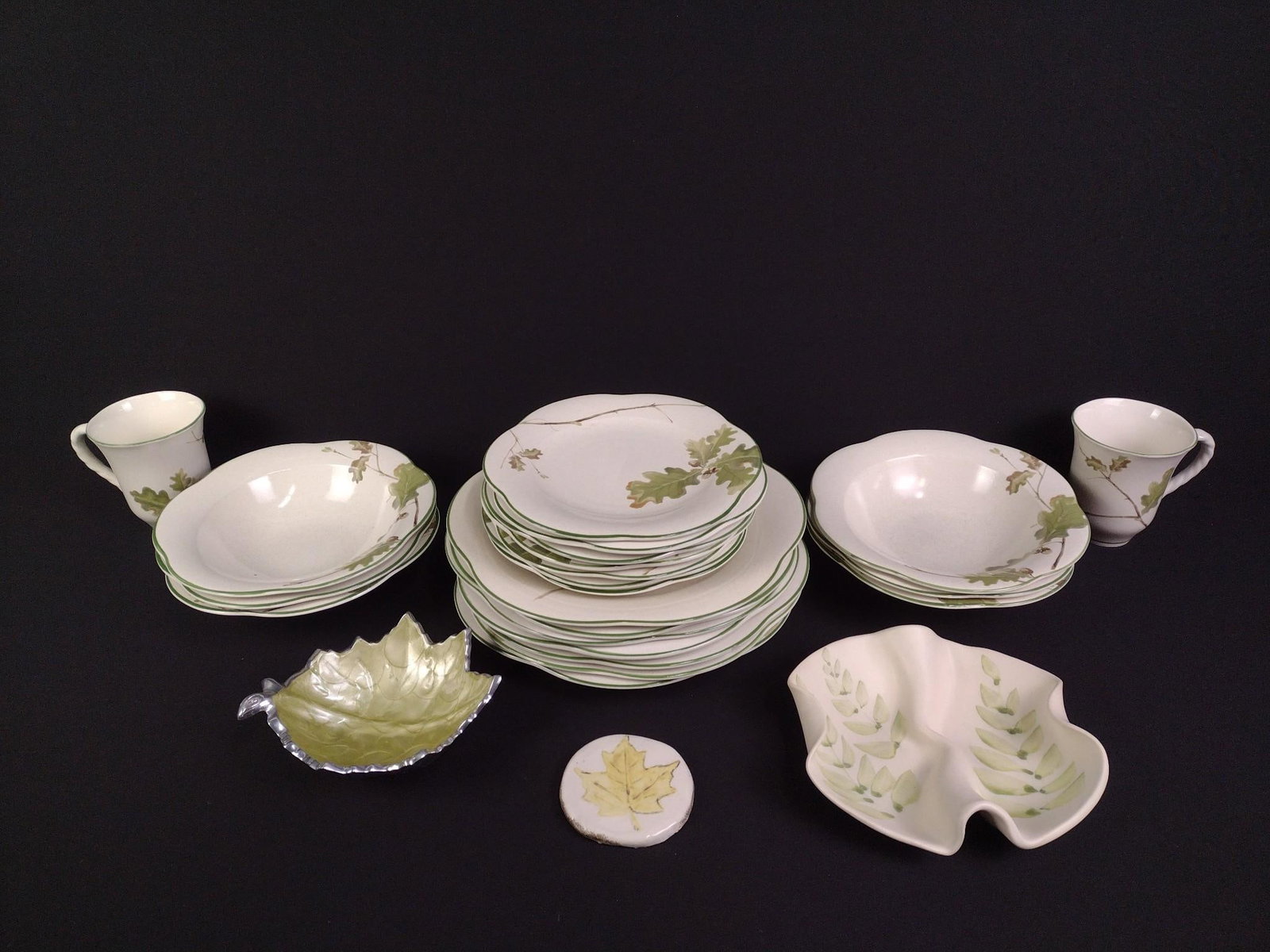 25 Mikasa Serving Pcs: Dinner plate 11" diameter.