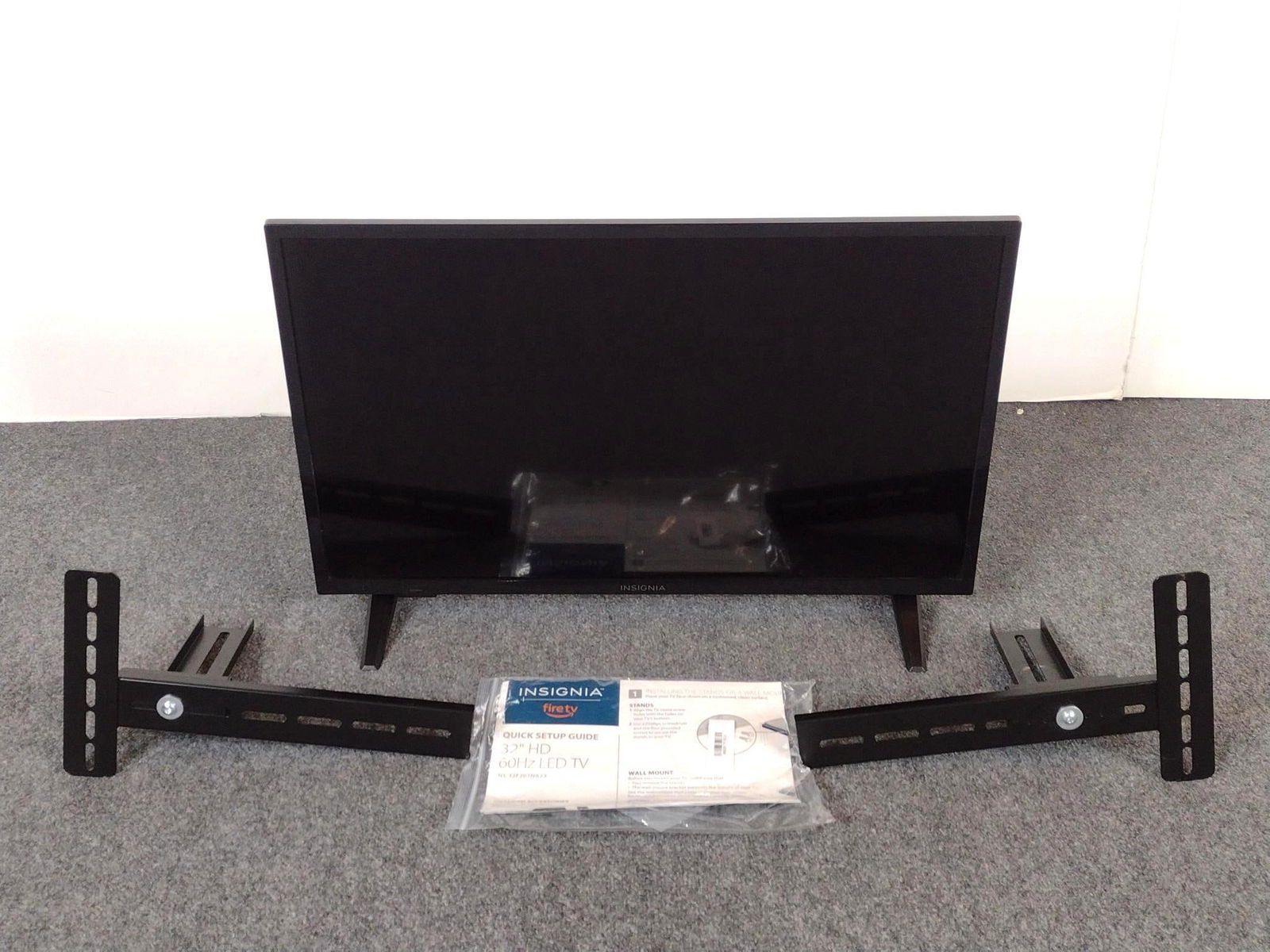 Insignia 32" LED TV (1 of 5)