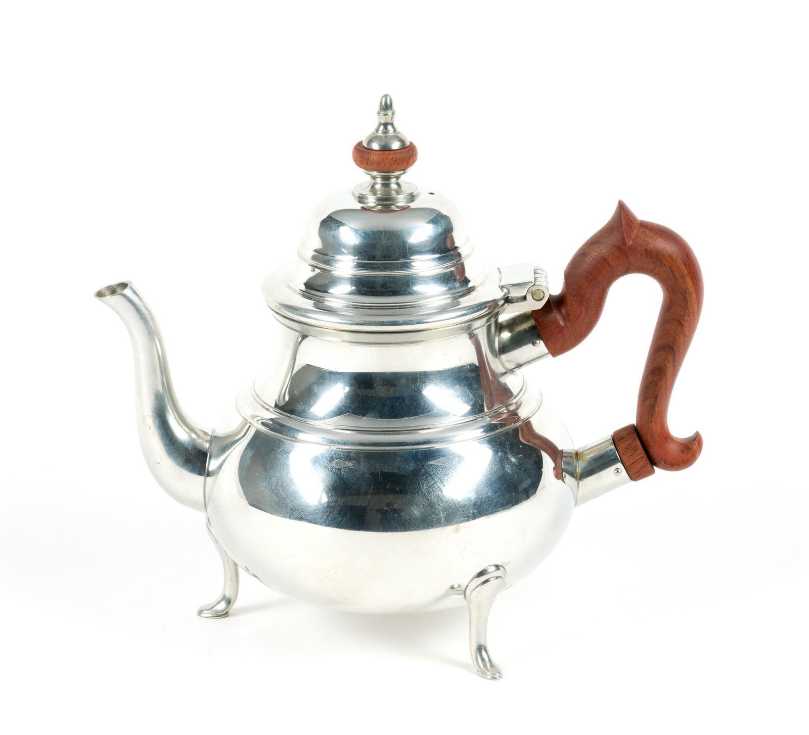 Kirk Steiff Williamsburg Pewter Teapot: A 9" height pewter teapot, Willimsburg by Kirk Steiff, in excellent condition.