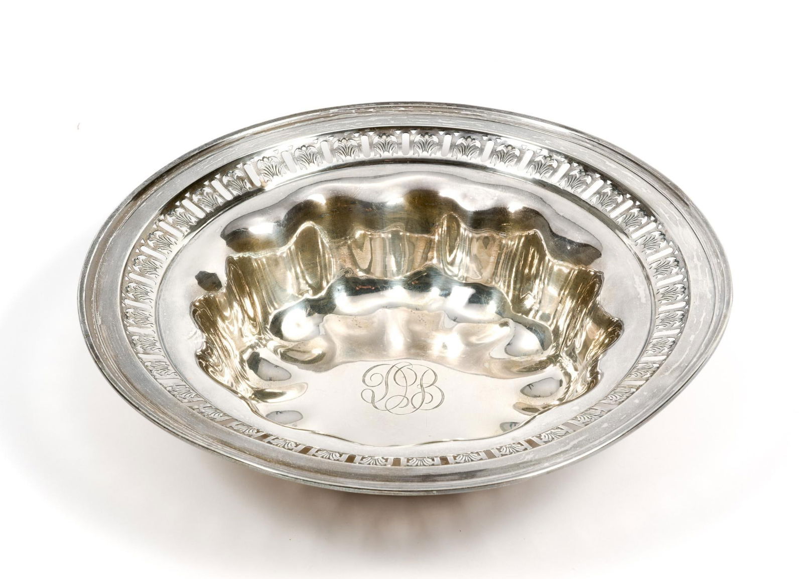 Caldwell & Co Sterling Silver Bowl: 9-1/2" diameter x 2-1/4" high. 7.03 ozt.