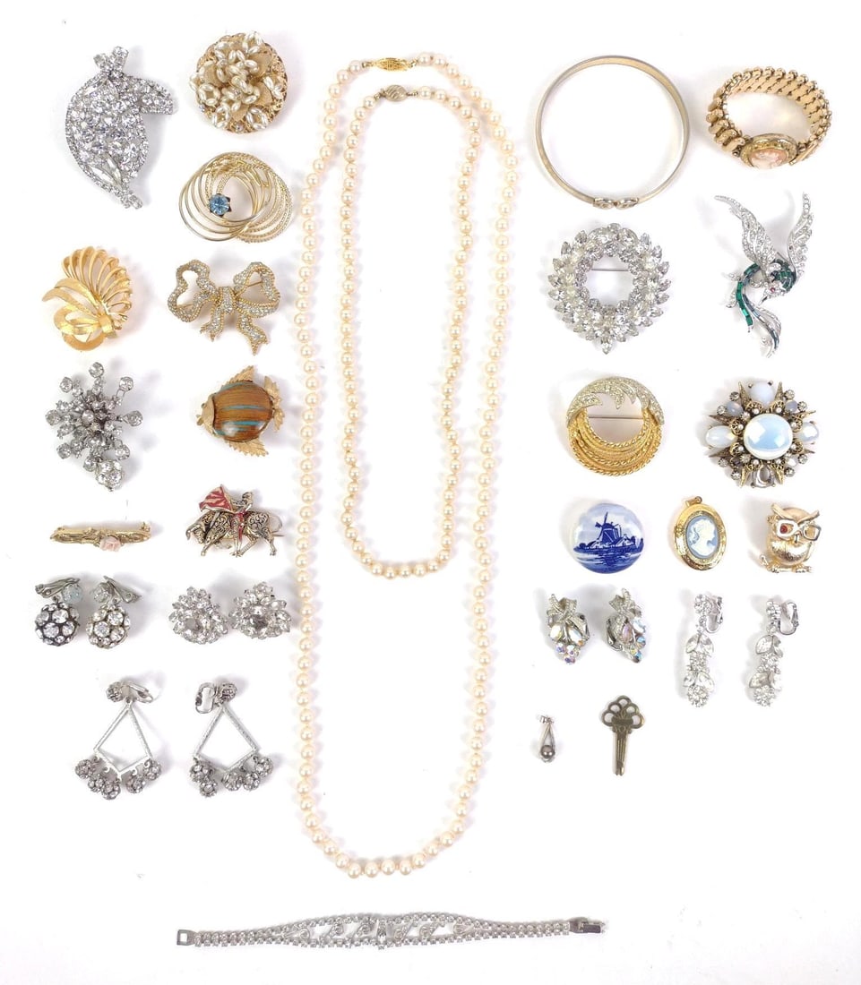 30 Pcs Vintage Costume Jewelry (1 of 7)