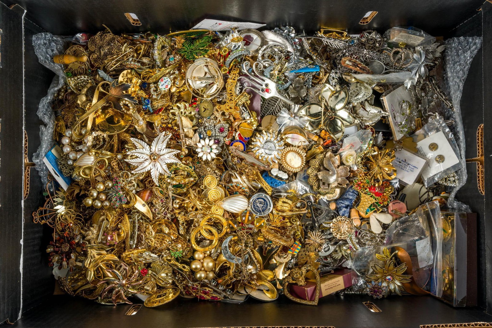 Lot of Costume Brooches (1 of 5)