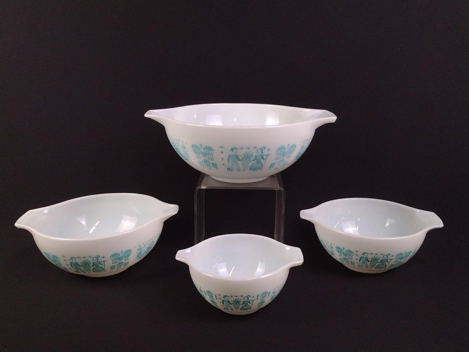 Set Of White/Blue Pyrex Mixing Bowls (1 of 3)