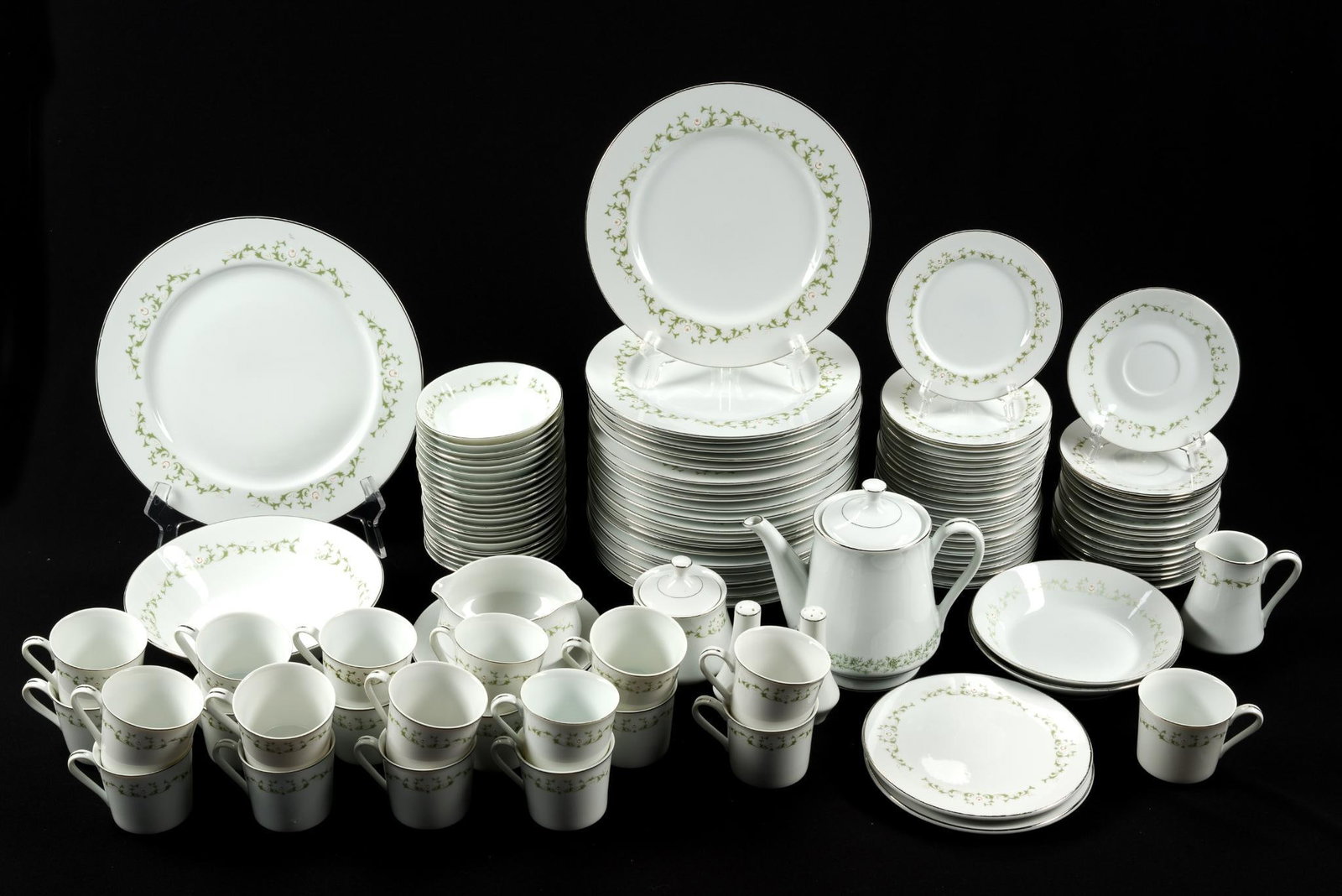 116 Piece Sheffield Fine China "Elegance" Dinner Service: Dinner plate is 10 - 1/2" in diameter.