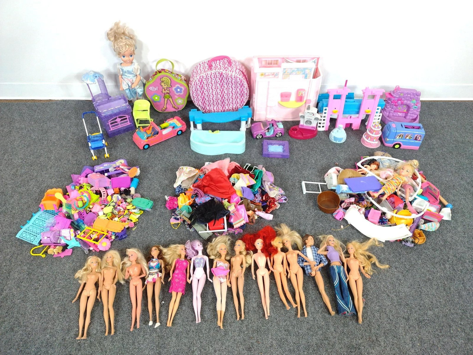 Toys Incl. Barbie Dolls (1 of 9)