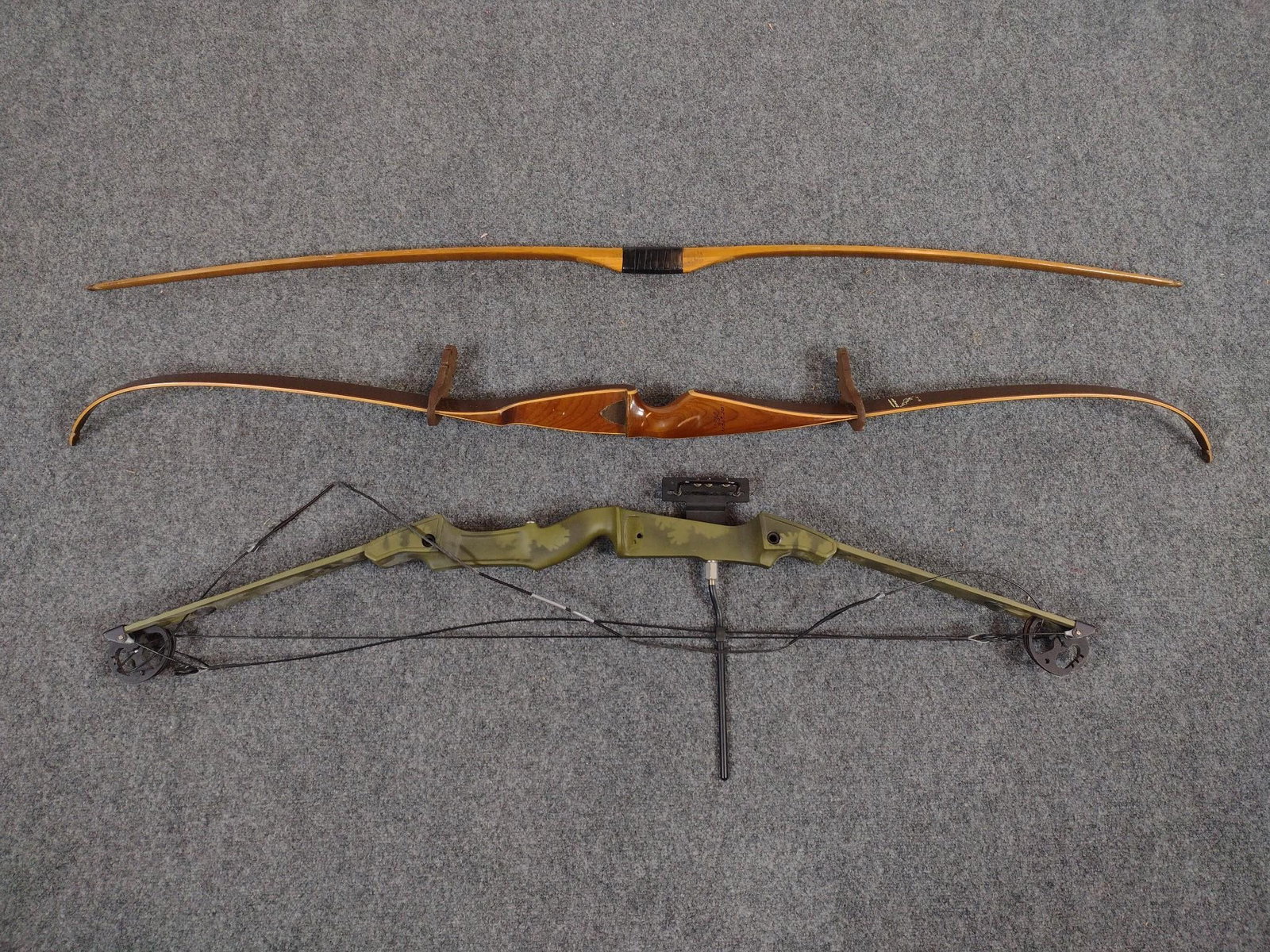 3 Vintage Hunting Bows (1 of 5)