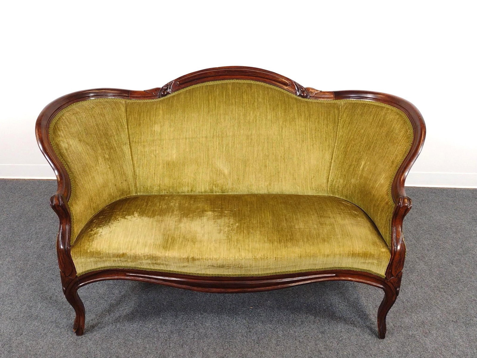 Victorian Velvet Settee (1 of 6)