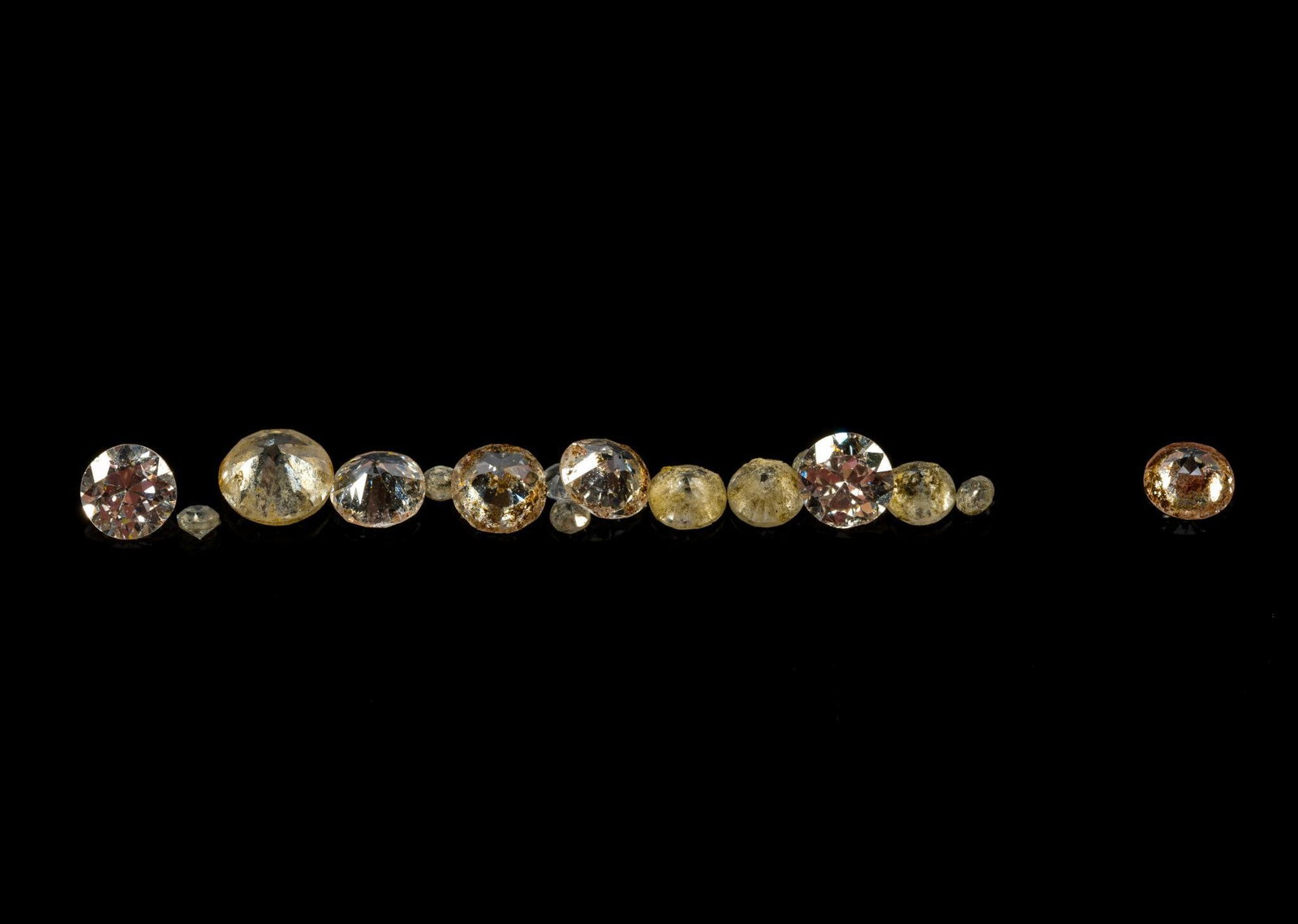 Small Loose Diamond Melee: Loose diamonds with the largest seven ranging 0.1 carats to 0.15 carats.