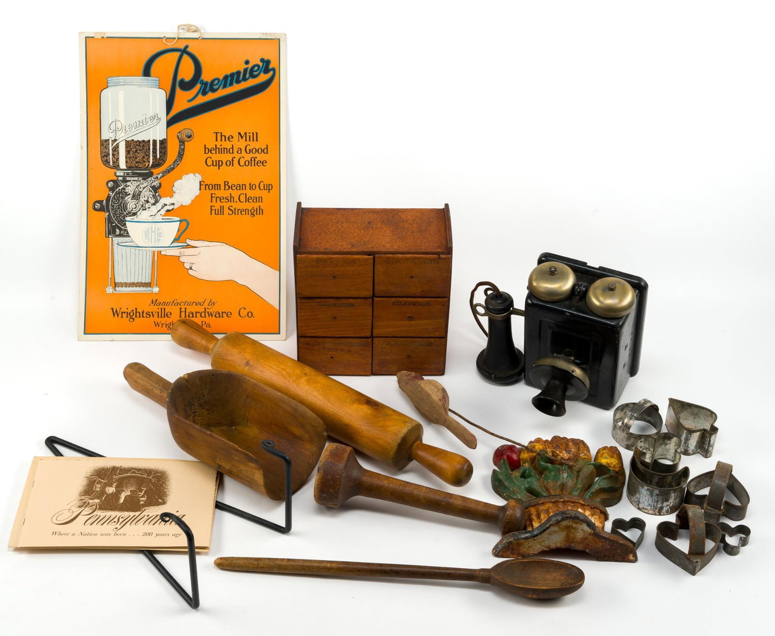 19 Vintage Collectibles Incl. Cookie Cutters (1 of 6)