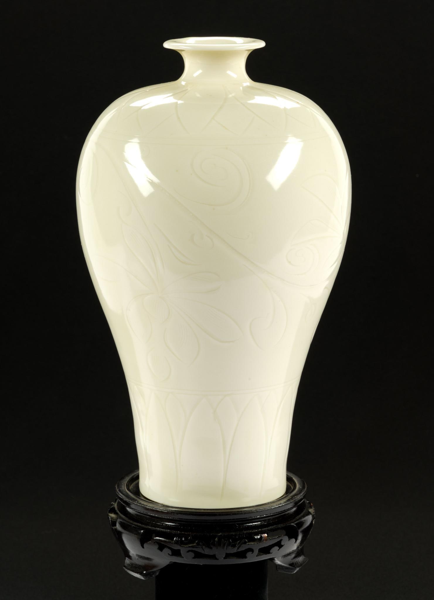 Chinese Meiping Vase: 5-1/2" wide x 10" high. 