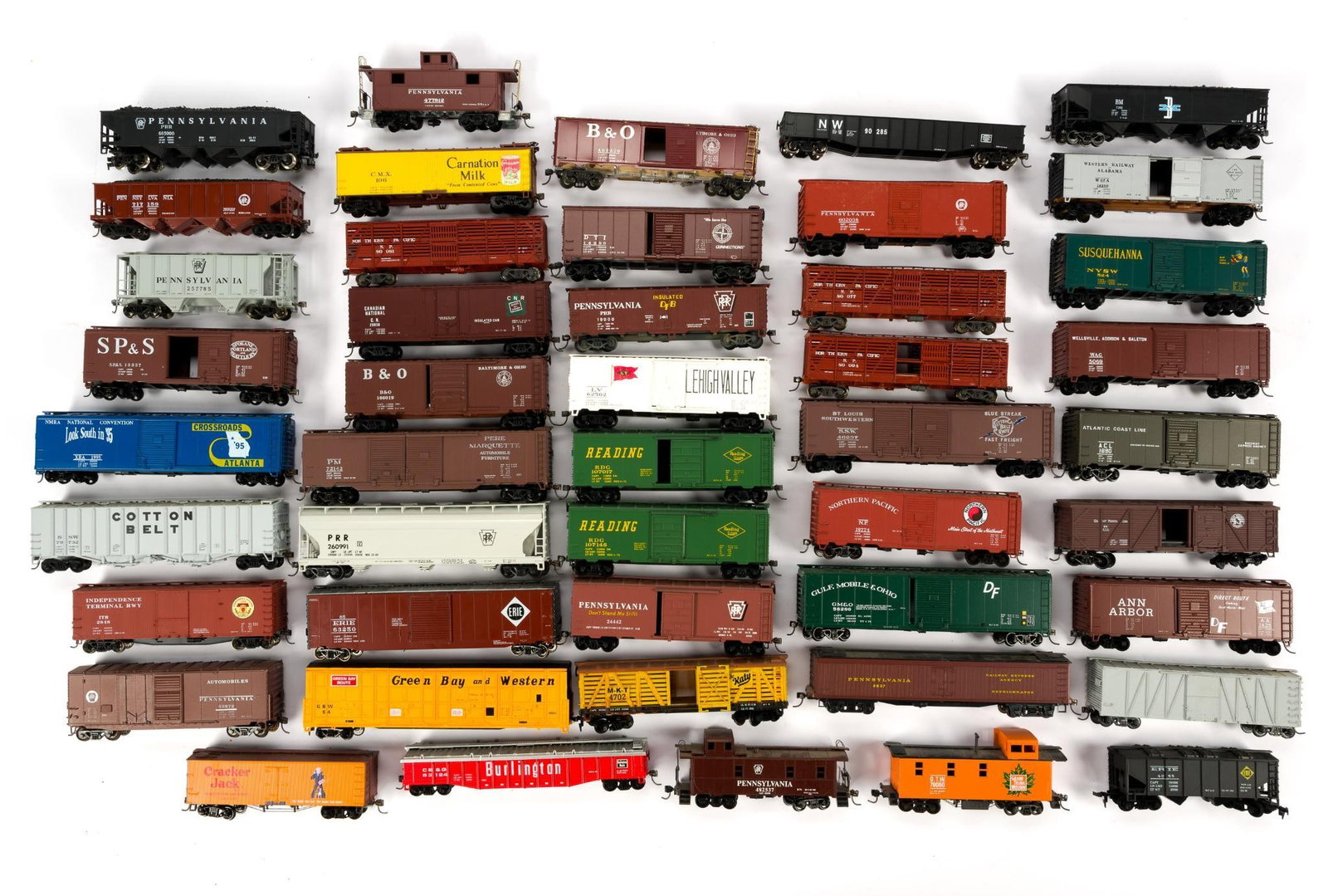 46 HO Scale Model Railroading Freight Cars Incl Pennsylvania Railroad: Includes Baltimore & Ohio, Erie, Green Bay & Western, and more. Freight cars incl coal hoppers, box cars, flat beds, cabooses, and more. All in good condition with a few cars missing a coupler. Approx