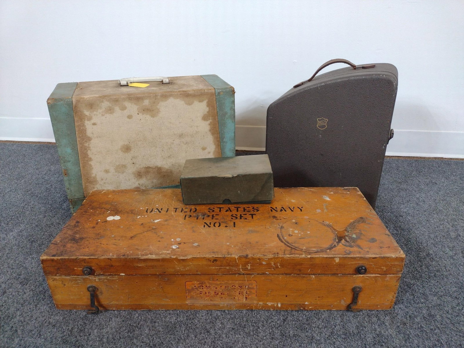 Bell & Howell Filmo Master 400 & Aldens Deluxe Sewing Machine (1 of 11)