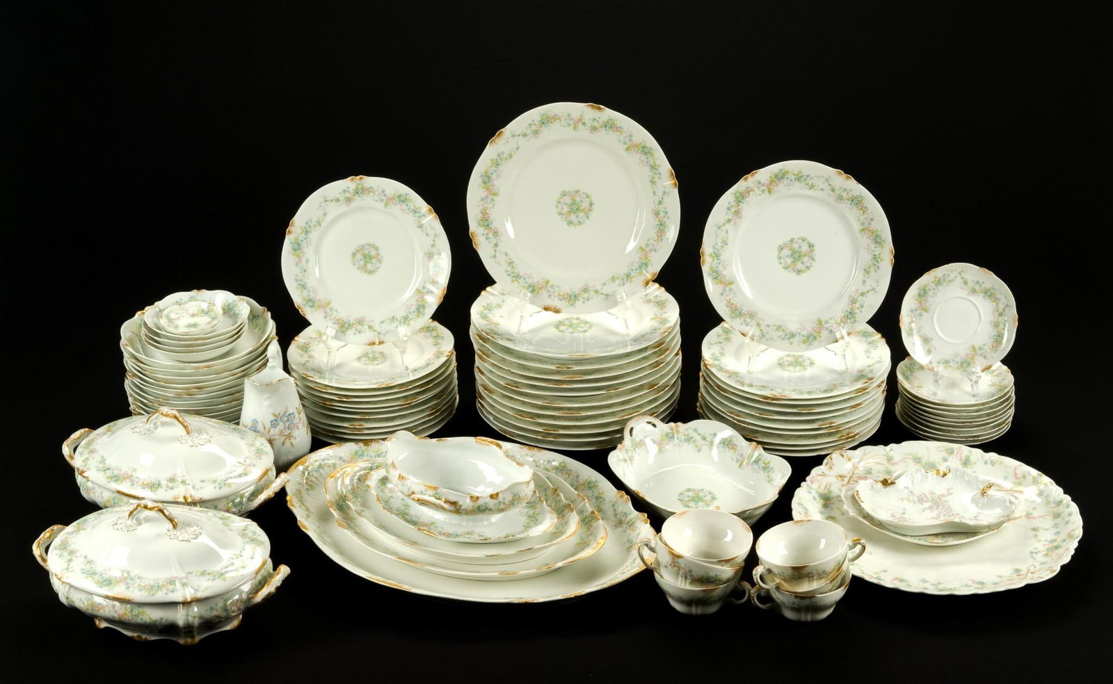 77 Pcs. Haviland Limoges Dinner Service: Dinner plate measures 10" diameter. 