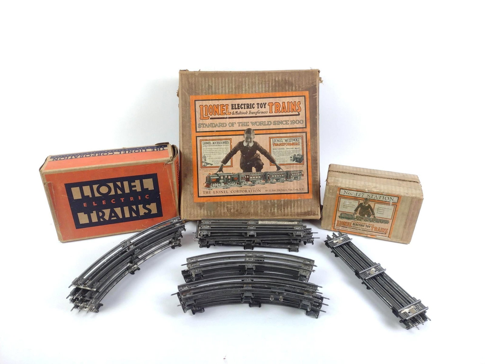 Lionel O Gauge New York Central Lines Train with Passenger Cars & Station: Circa 1910s engine No. 154; passenger cars included Pullman. Appears to have original paint. Good condition; untested; normal wear associated with age and use. Also included: original transformer,
