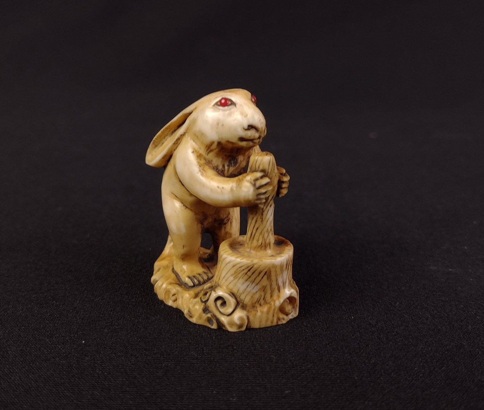 PA RESIDENTS ONLY: Japanese Usagi Rabbit Netsuke Sculpture, Meiji Period: NOTE: UNDER CURRENT PENNSYLVANIA LAW, IVORY MAY ONLY BE SOLD TO PENNSYLVANIA RESIDENTS. CURRENT GOVERNMENT-ISSUED IDENTIFICATION WITH PROOF OF PENNSYLVANIA RESIDENCY IS REQUIRED. Usagi refers to