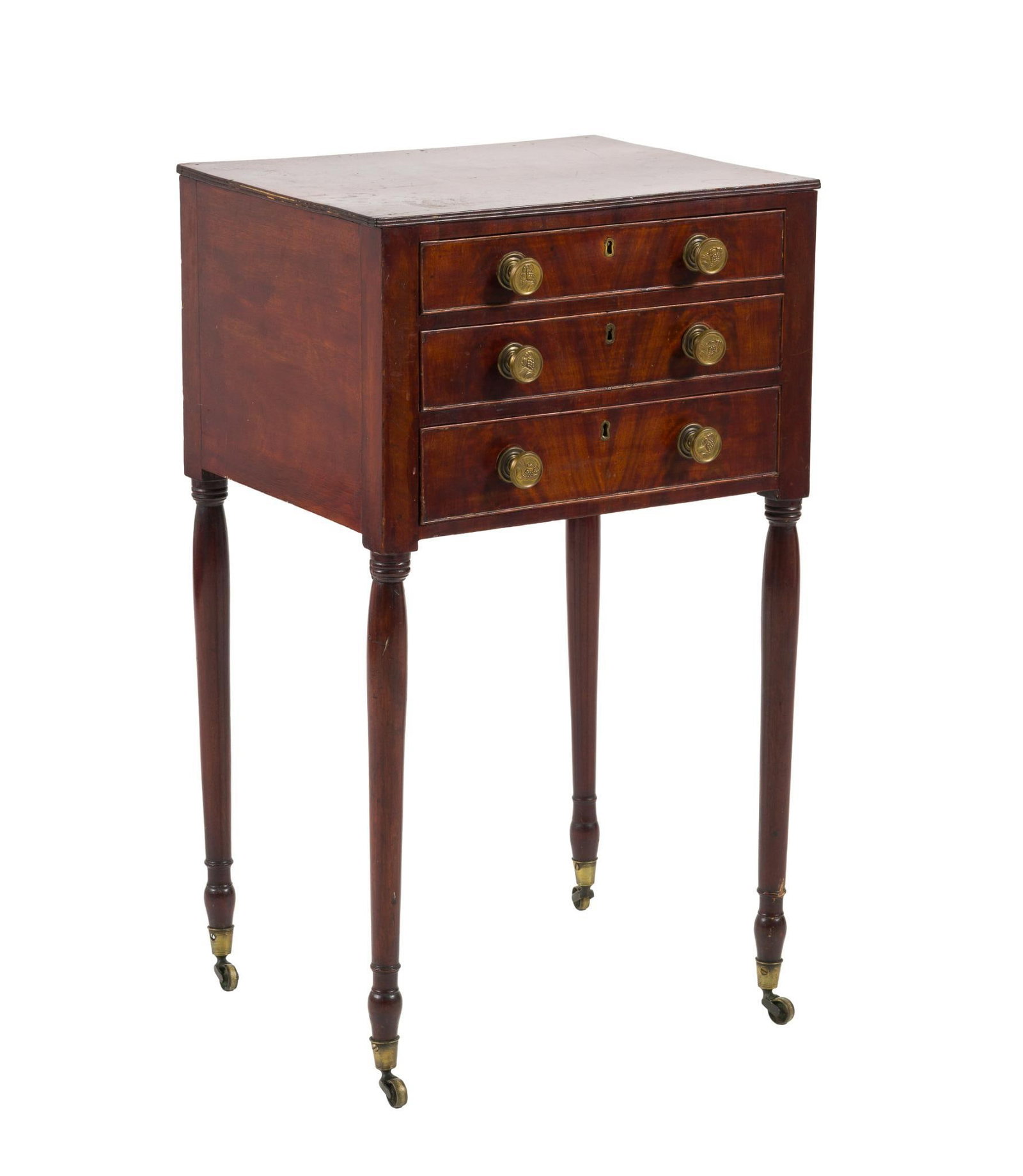 Sheraton Ladies Work Table and Desk: A very fine Sheraton Federal (circa 1800-1810) ladies mahogany work table and desk. The form consists of very finely turned tapered reeded legs terminating in brass-capped coasters. The case with