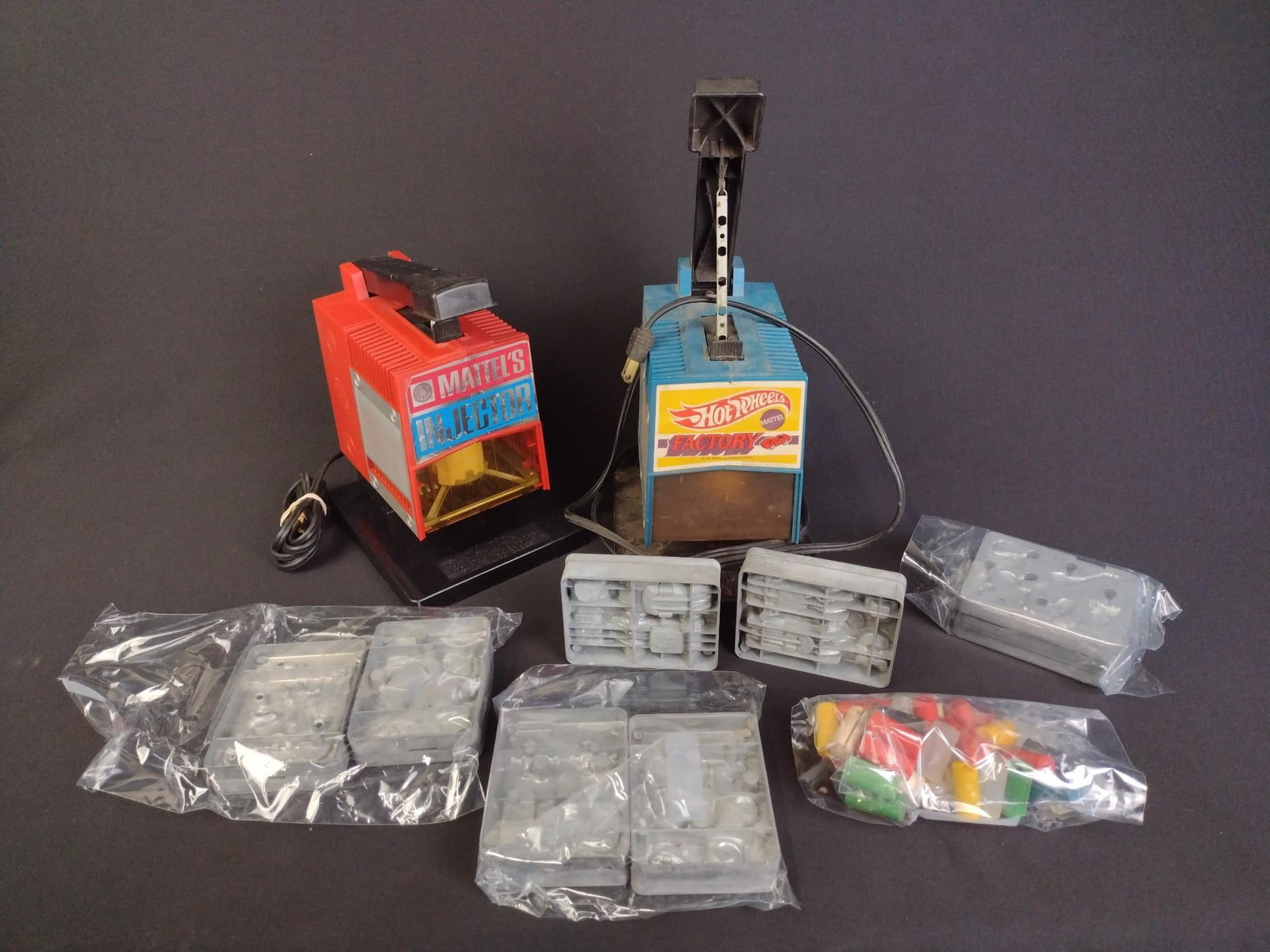 Mattel Hot Wheels Factory and Injector with Molds (1 of 2)