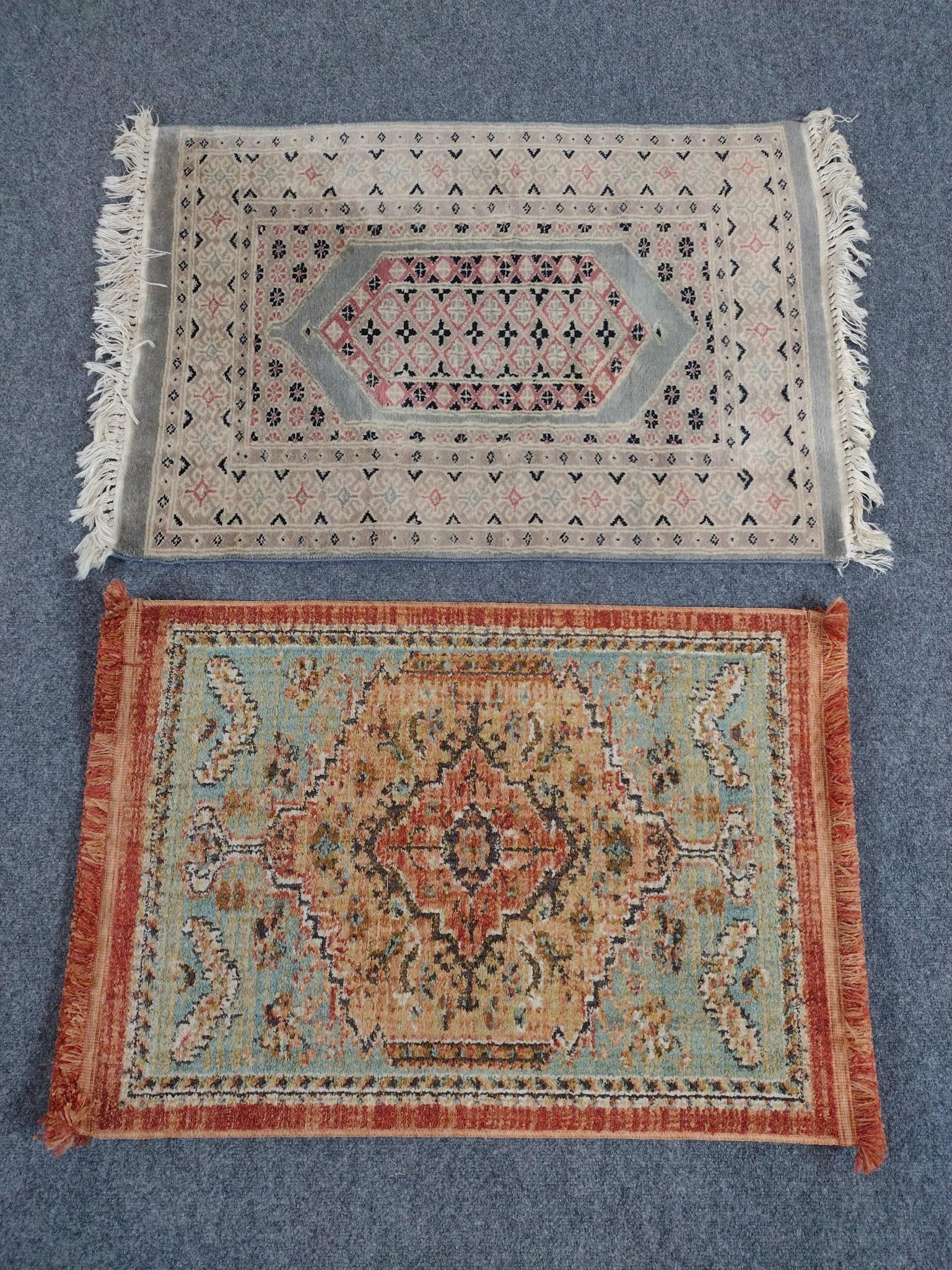 2 Throw Rugs (1 of 5)