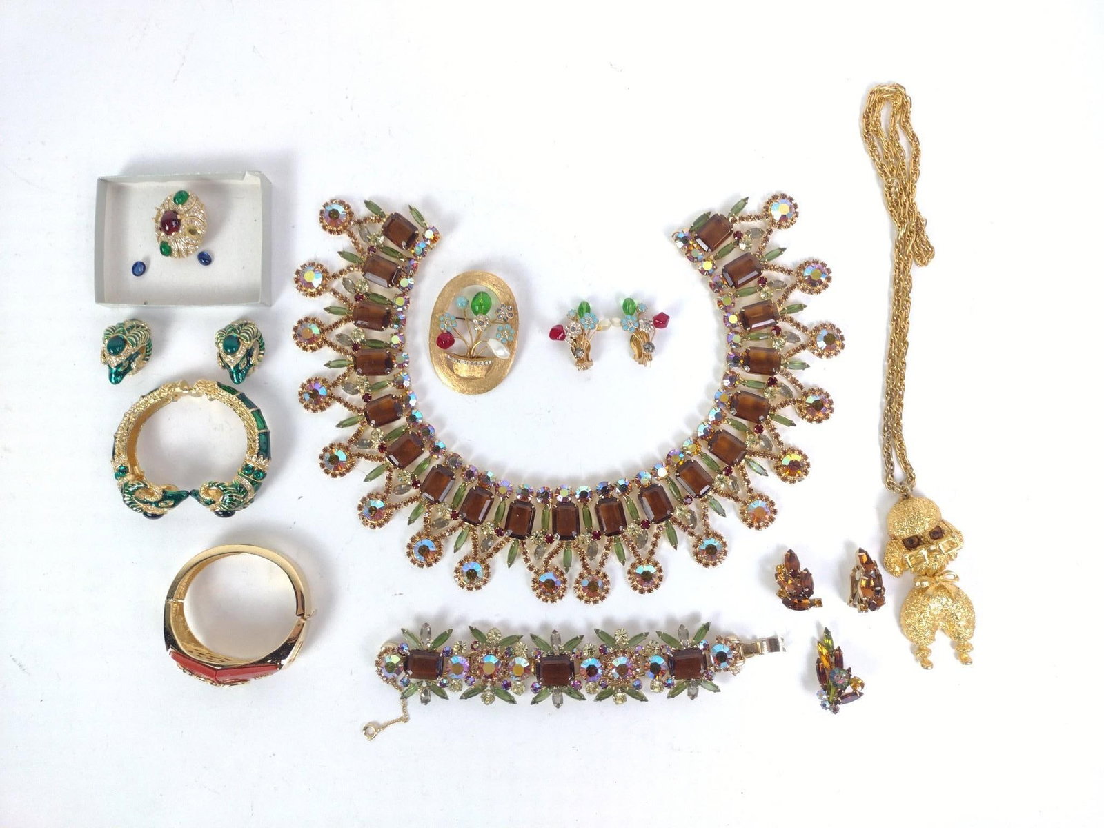 14 Pieces of Jewelry incl. Lanvin Paris Bangle: Rhinestones and costumer including ram bangle and earrings set. Ciner single earring with two stones loose. 
