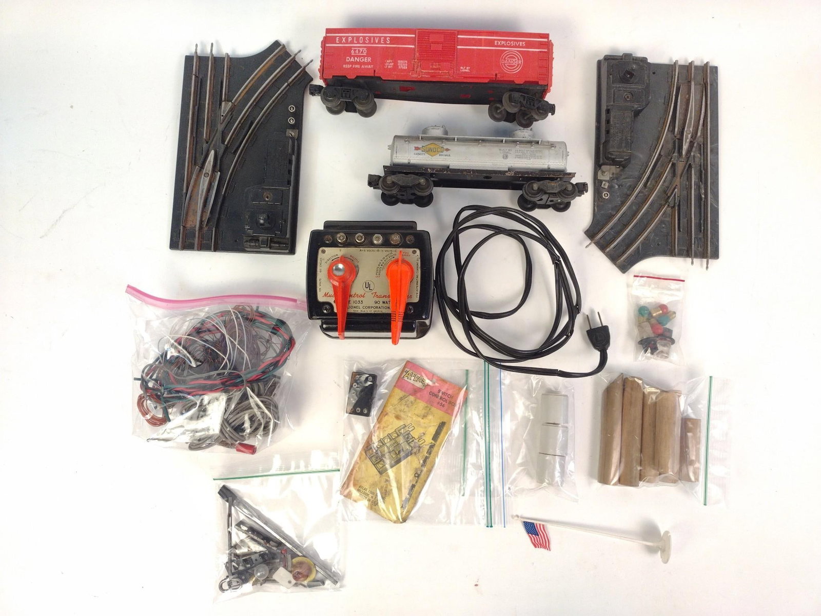2 Lionel Train Cars & Train Accessories (1 of 4)