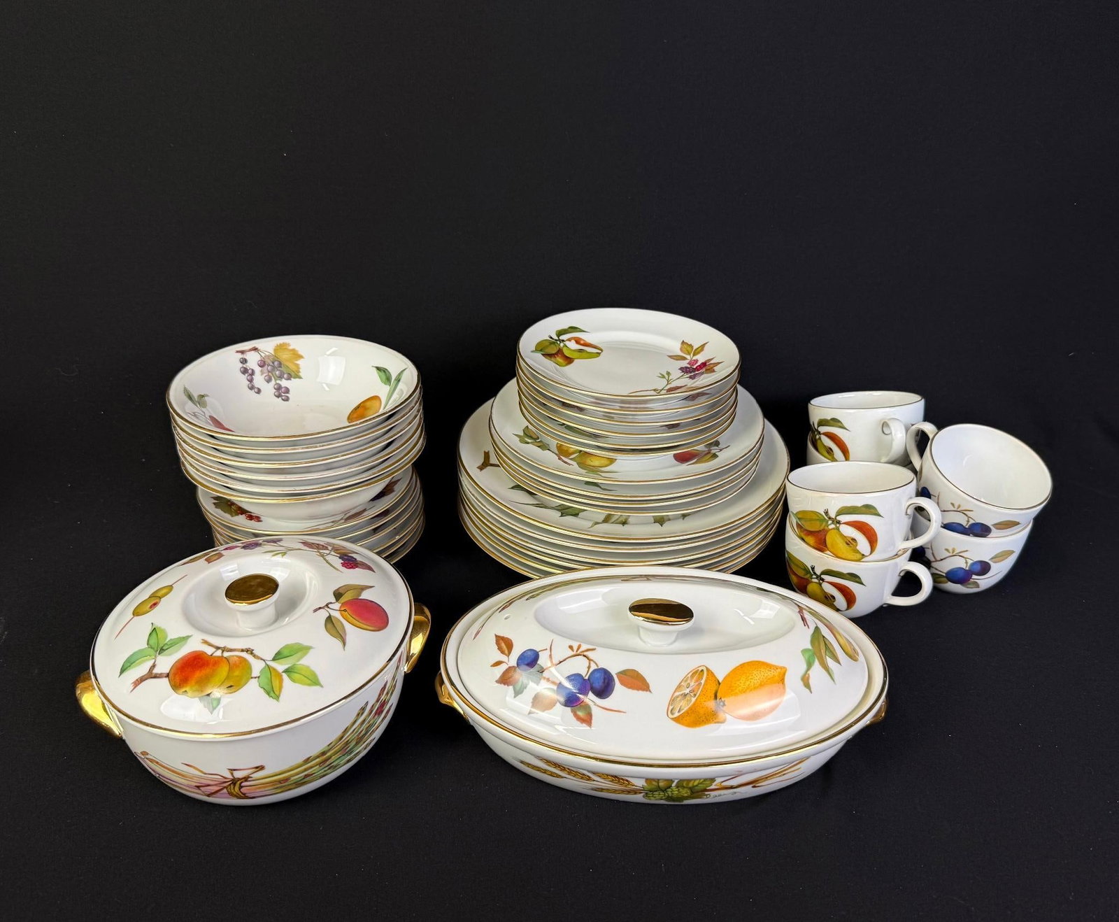 Royal Worchester Evesham Dinner Service Set: Includes 6 tea cups, tea saucers, dinner plates, salad plates, desert plates, and more. All in good condition. Largest piece measures 10-1/2".